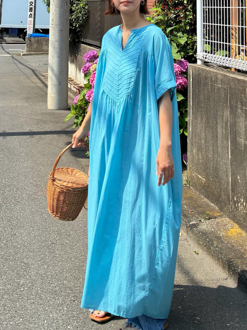 ブルー系のワンピース、ブルー系のデニムパンツを着用したレディースの夏コーディネートの5枚目の写真
