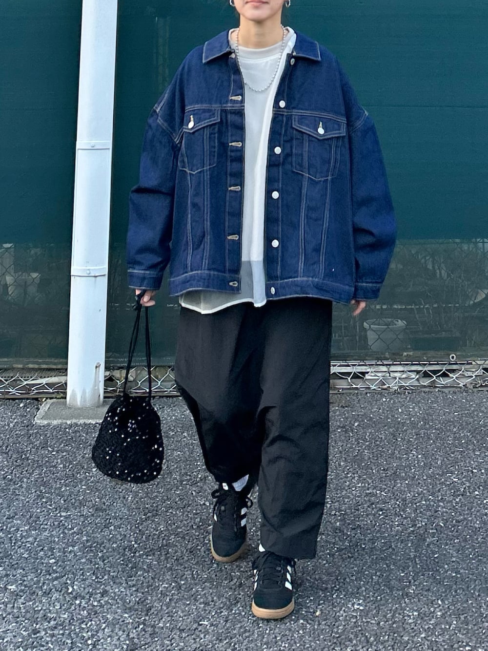 「春のおしゃ見えテクニック、春コーデ、春服みてみて、春アウター、デニム、プチプラ、きれいめカジュアル、大人カジュアル、ロングスカート、休日スタイル、スニーカー、巾着バッグ、お出かけコーデ、シアートップス、シンプルコーデ」｜「AS KNOW AS plusの◎ビッグシルエットジャケット　セットアップ可能（デニムジャケット、ブルー系）」を使った、ＫＲさん（レディース・159cm）の春コーディネートの3枚目の写真