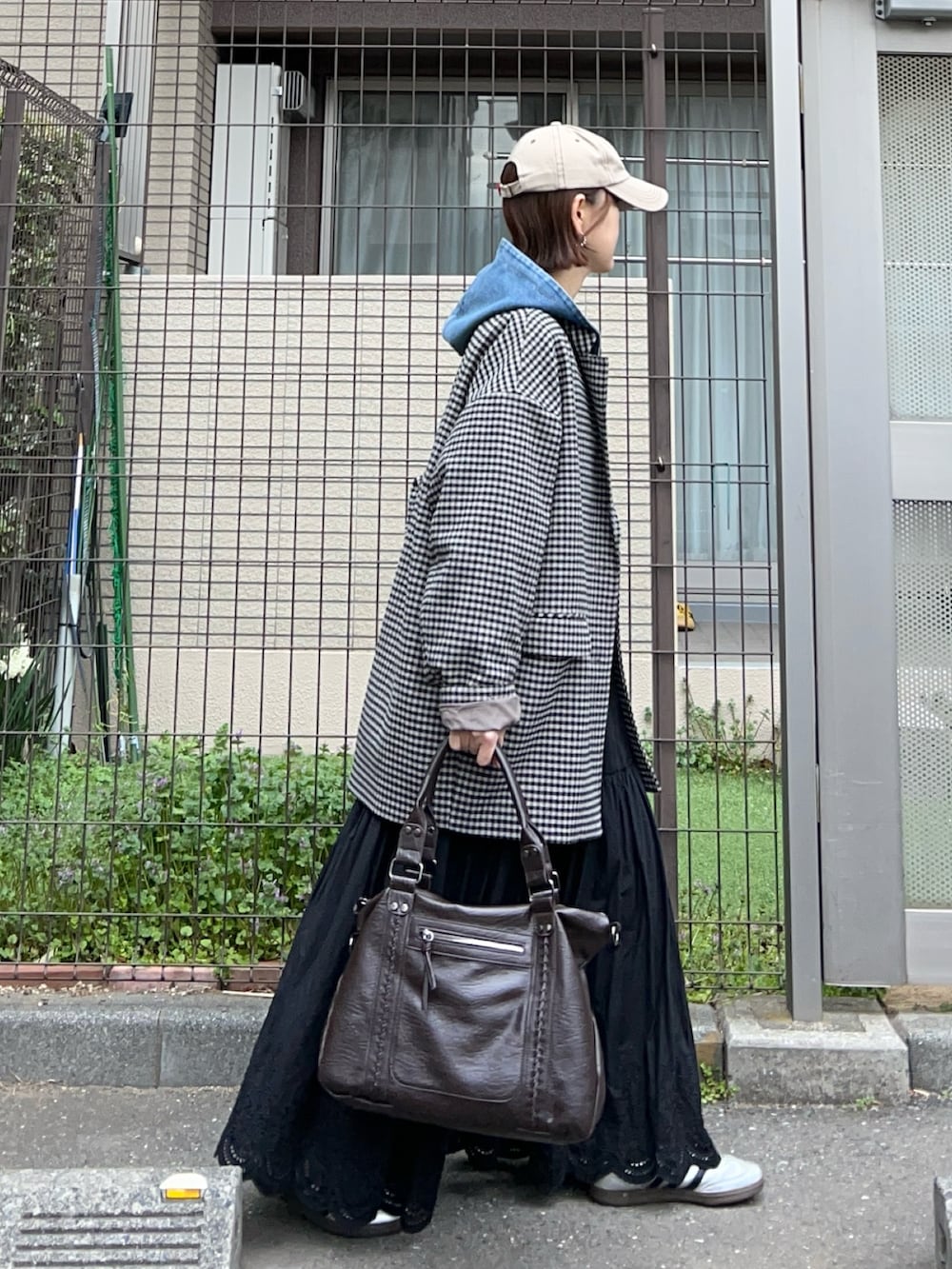 ブラウン系のテーラードジャケット、ブルー系のデニムジャケット、ホワイト系のTシャツ/カットソーを着用したレディースの春コーディネートの2枚目の写真