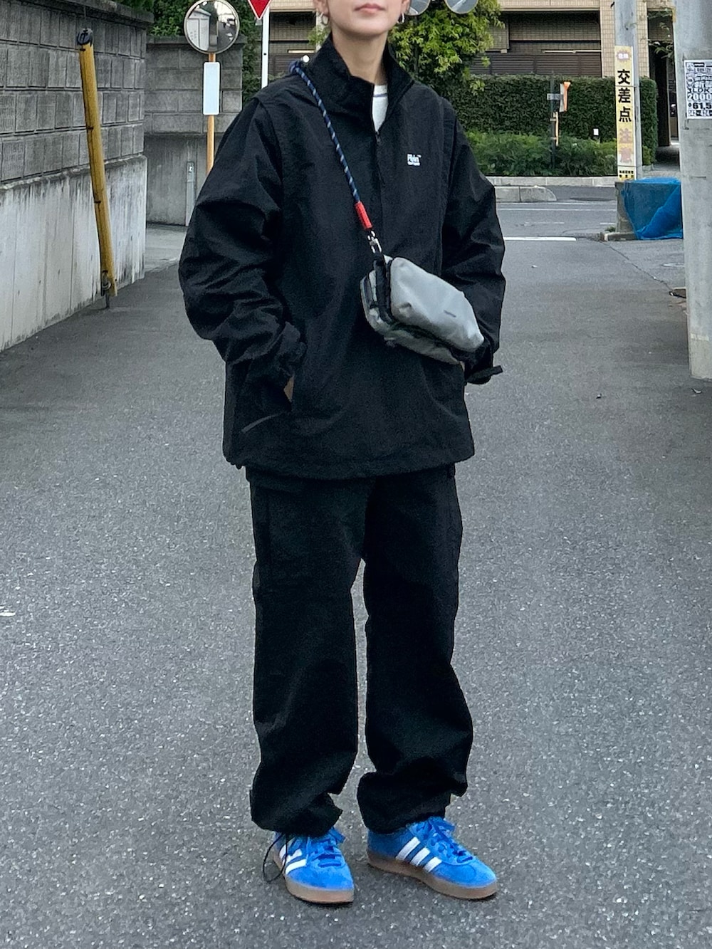 「アウトドアスタイル、スポーツミックス、メンズライク、ブラックコーデ、秋コーデ、セットアップ、モノトーン、シンプル、プチプラ、ウィンドブレーカー、カーゴパンツ、ショルダーバッグ、スニーカー、adidas、休日スタイル」｜「FFEINの【FFEIN(フェイン)】2WAY ハーフジップアノラックスタンドナイロンブルゾン / 袖脱着 ドローコード テック（ナイロンジャケット、ブラック系）」を使った、ＫＲさん（レディース・159cm）の秋コーディネートの3枚目の写真