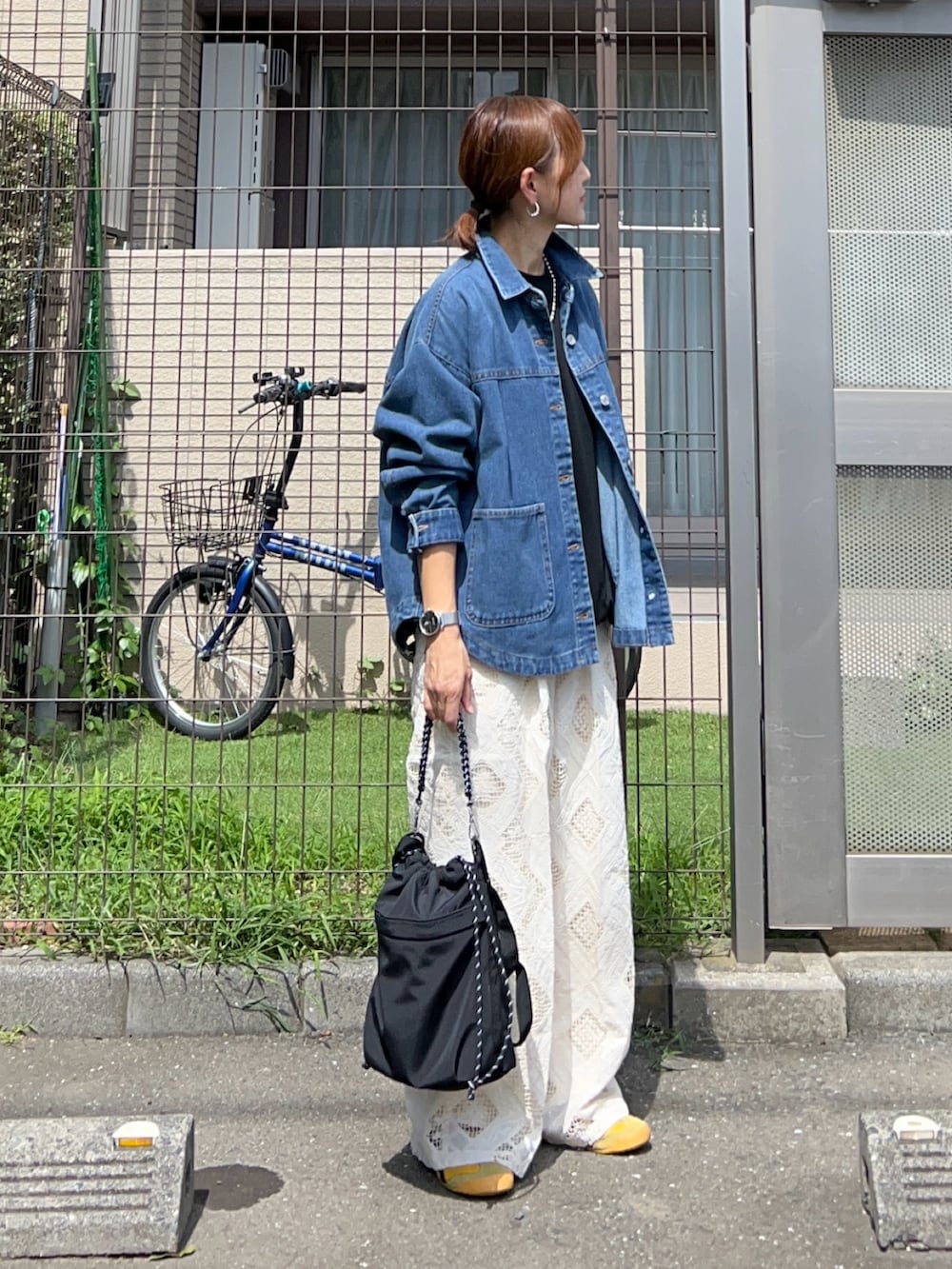 ブラック系のTシャツ/カットソー、ブルー系のデニムジャケット、ホワイト系のその他パンツを着用したレディースの秋コーディネートの3枚目の写真