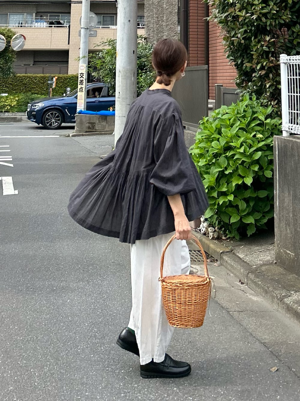グレー系のシャツ/ブラウス、ホワイト系のチノパンツを着用したレディースの春コーディネートの2枚目の写真