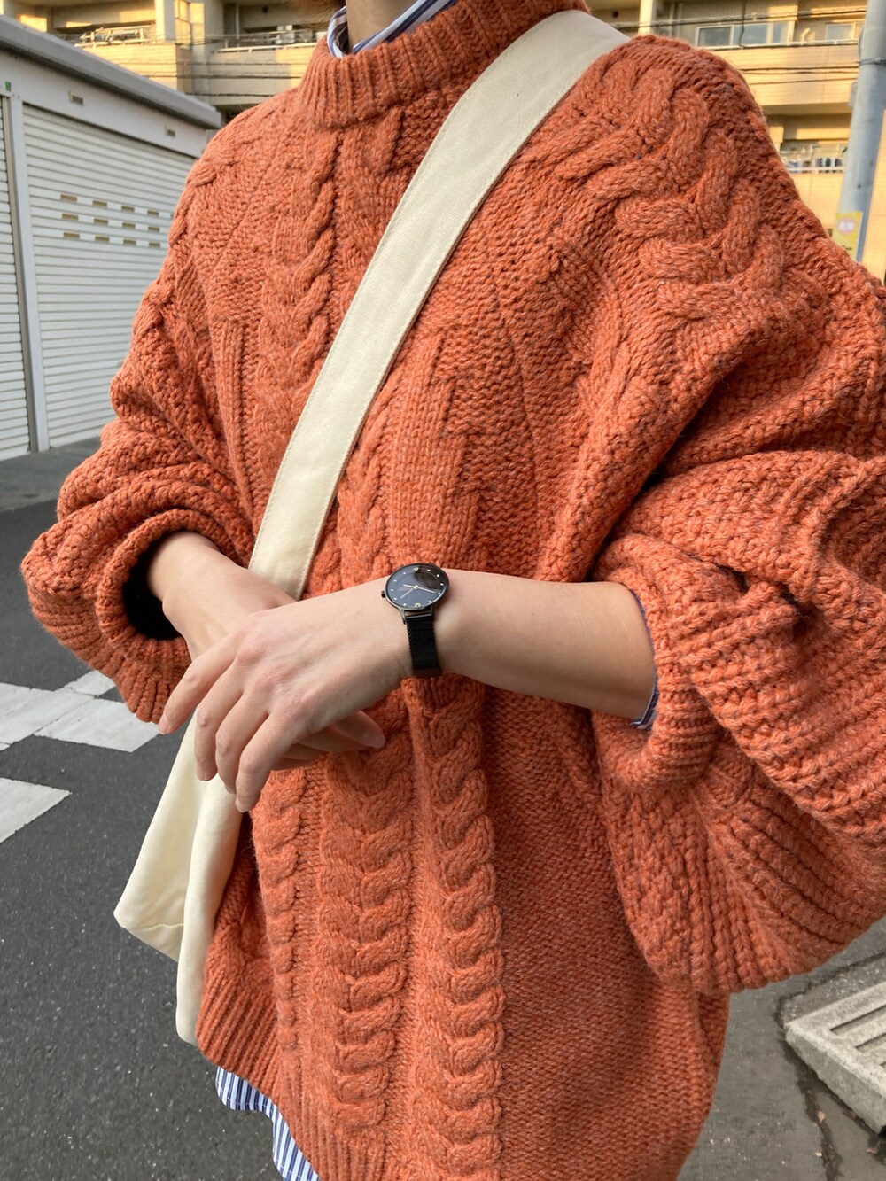 「冬コーデ、レイヤードスタイル、休日スタイル、プチプラ、ビッグシルエット、ボリューム袖、ニット、オレンジ、デニム、ブーツ、厚底シューズ、ショルダーバッグ、クリスマスに着たい服、マイベストコーデ2023、新星WEARISTAにエントリー」|「select MOCAのヘリンボーンドルマンオーバーニット(ニット/セーター、ブラウン系)」を使った、KRさん(レディース・159cm)の冬コーディネートの2枚目の写真