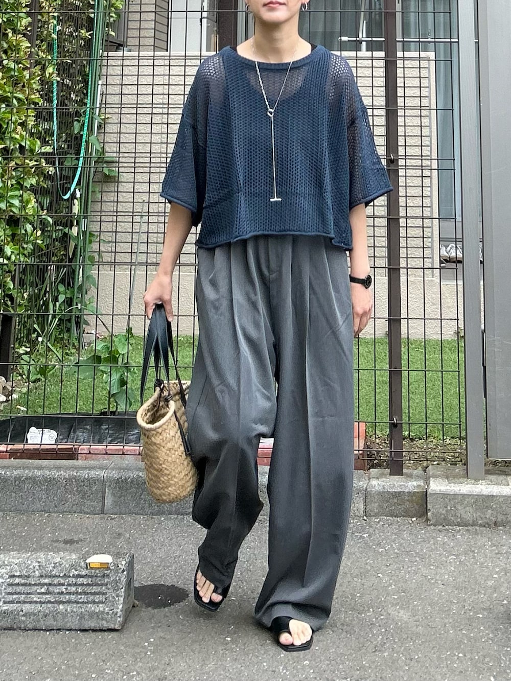「シンプルコーデ、春夏コーデ、夏コーデ、シアートップス、メッシュ、リネン、きれいめカジュアル、大人カジュアル、プチプラ、ワイドパンツ、かごバッグ、トートバッグ、休日スタイル、サンダル」｜「select MOCAのリネンタッチメッシュニットトップス（ニット/セーター、ブルー系）」を使った、ＫＲさん（レディース・159cm）の春コーディネートの4枚目の写真