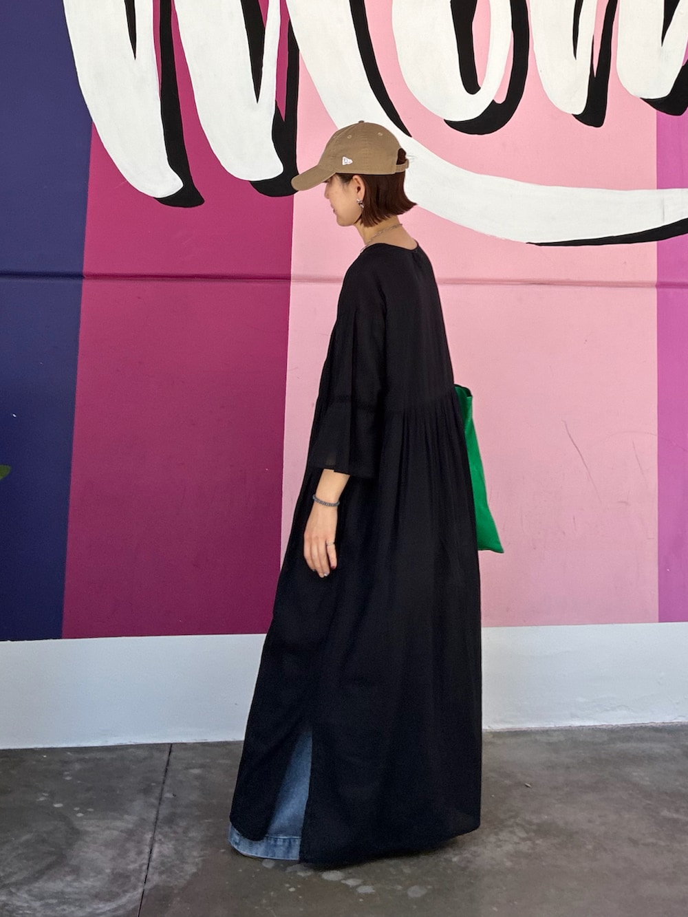 ブラック系のワンピースを着用したレディースの春コーディネートの3枚目の写真