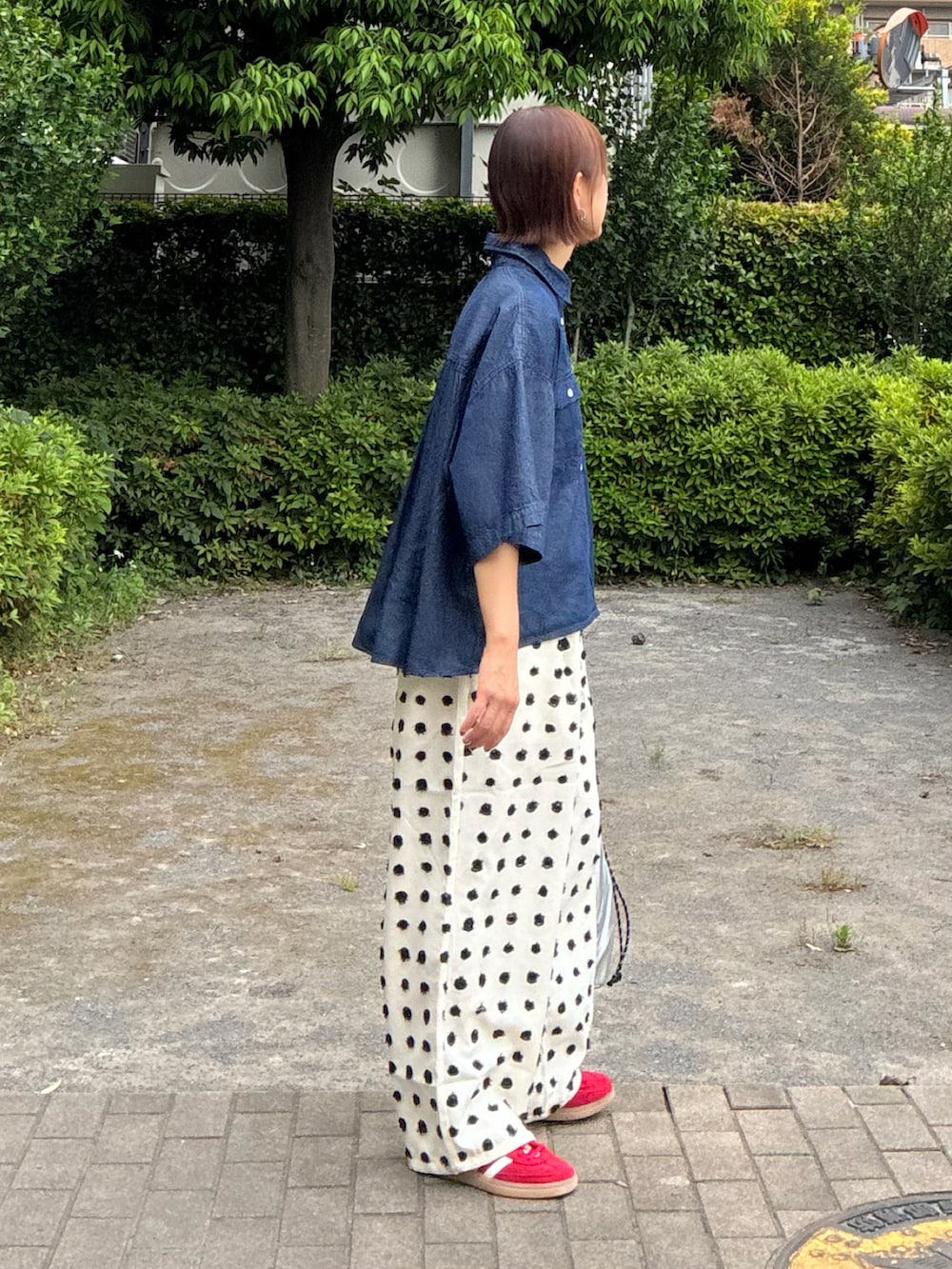 ブルー系のシャツ/ブラウス、ホワイト系のその他パンツ、シルバー系のショルダーバッグを着用したレディースの春コーディネートの4枚目の写真