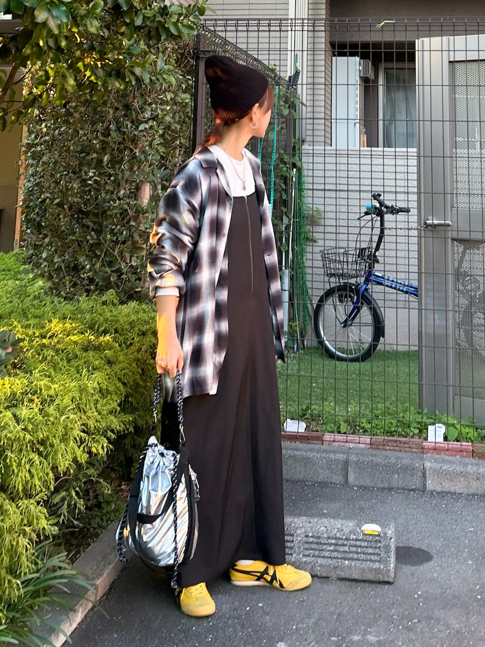 ブラック系のシャツ/ブラウス、ホワイト系のその他トップス、ブラック系のワンピースを着用したレディースの秋コーディネートの2枚目の写真