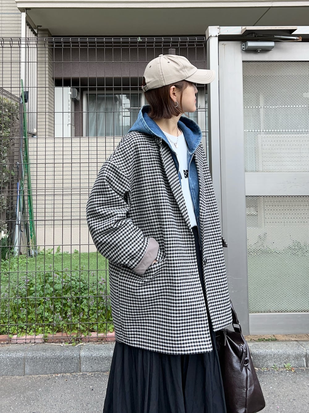 ブラウン系のテーラードジャケット、ブルー系のデニムジャケット、ホワイト系のTシャツ/カットソーを着用したレディースの春コーディネートの4枚目の写真