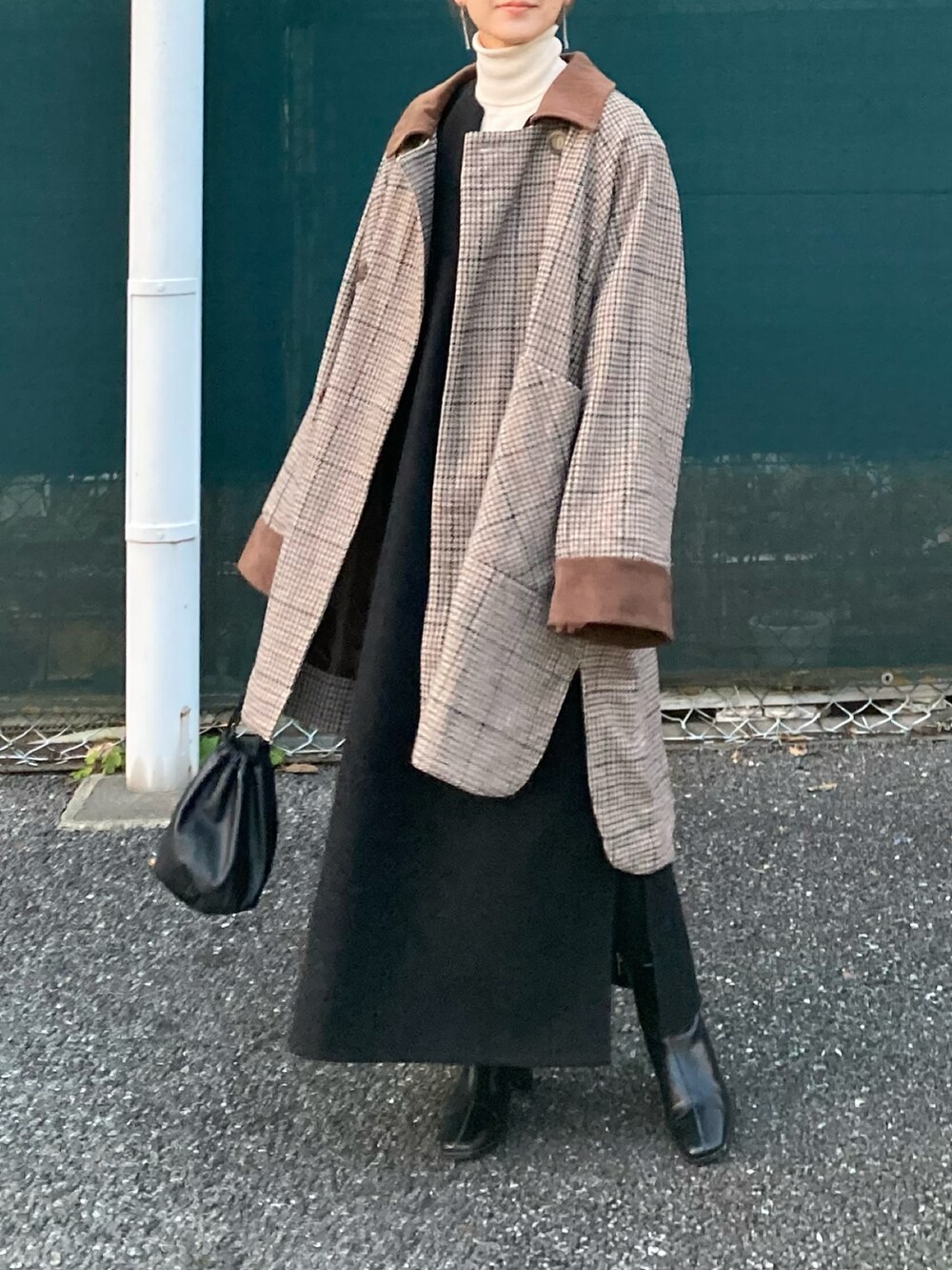 その他のその他アウター、ブラック系のワンピース、ブラック系のブーツを着用したレディースの冬コーディネートの2枚目の写真