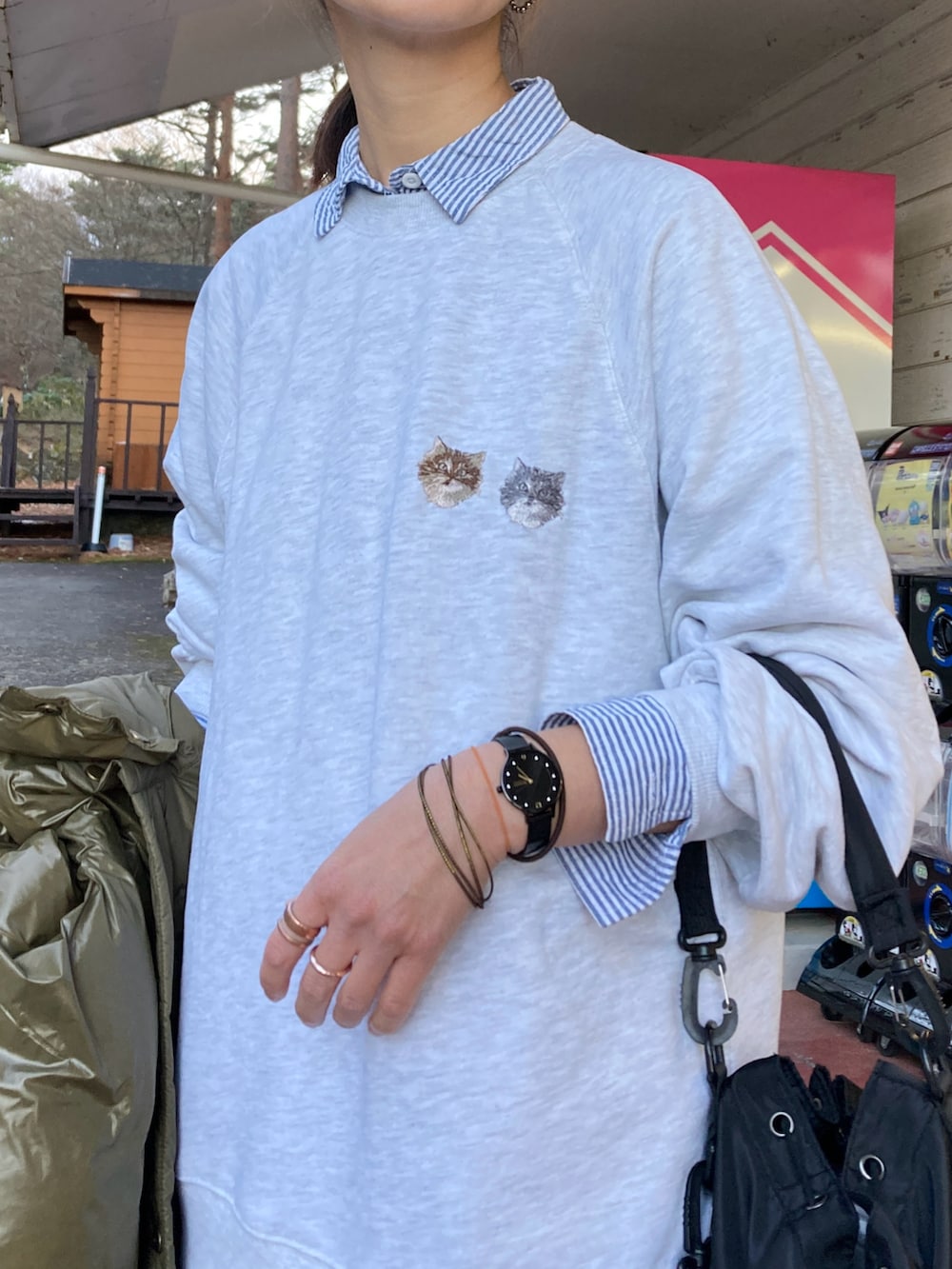 ベージュ系のスウェット、ブルー系のシャツ/ブラウス、ブラック系のショルダーバッグを着用したレディースの冬コーディネートの5枚目の写真