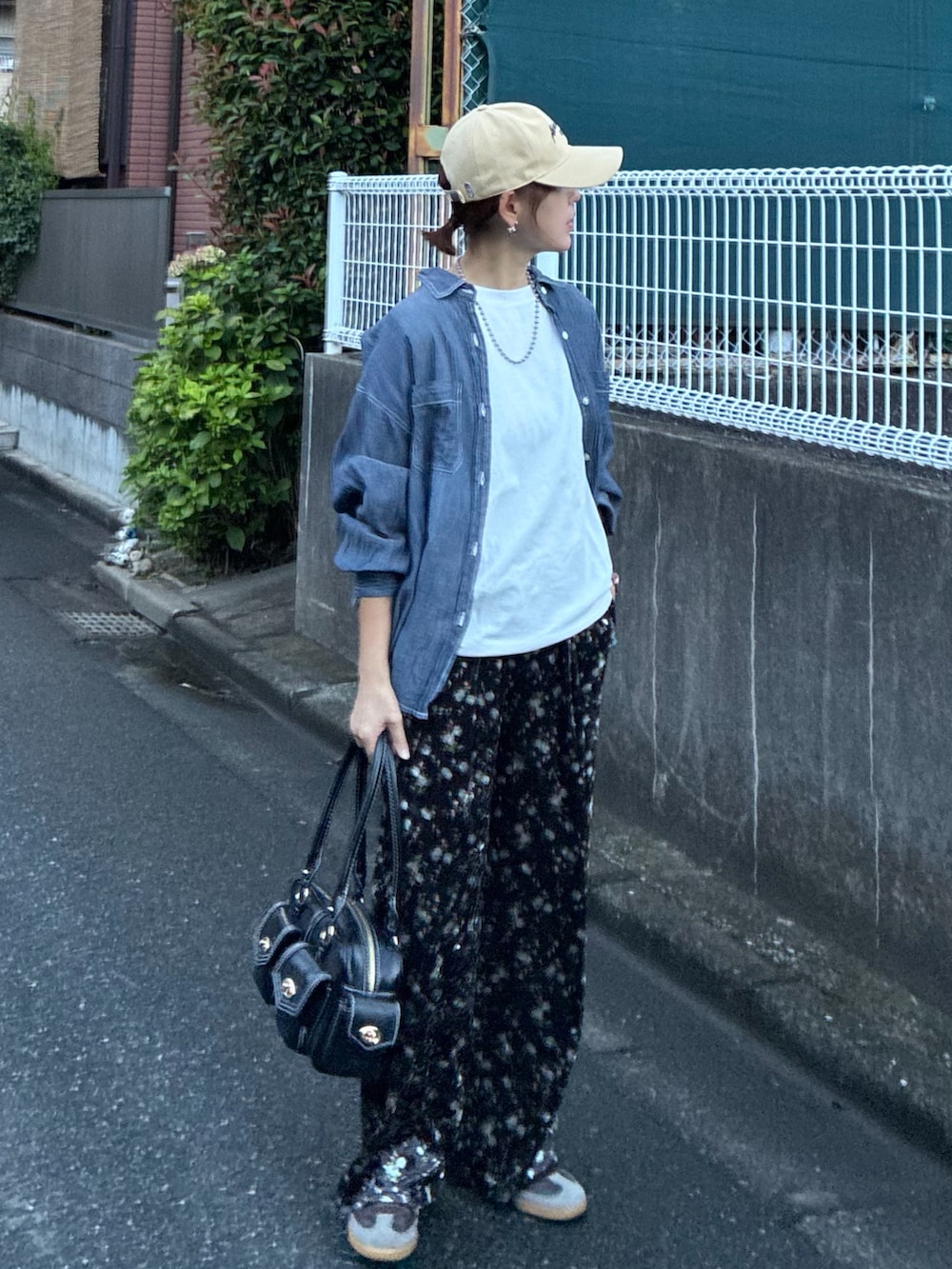 ブルー系のシャツ/ブラウス、ホワイト系のTシャツ/カットソー、ブラウン系のその他パンツを着用したレディースの夏コーディネートの2枚目の写真