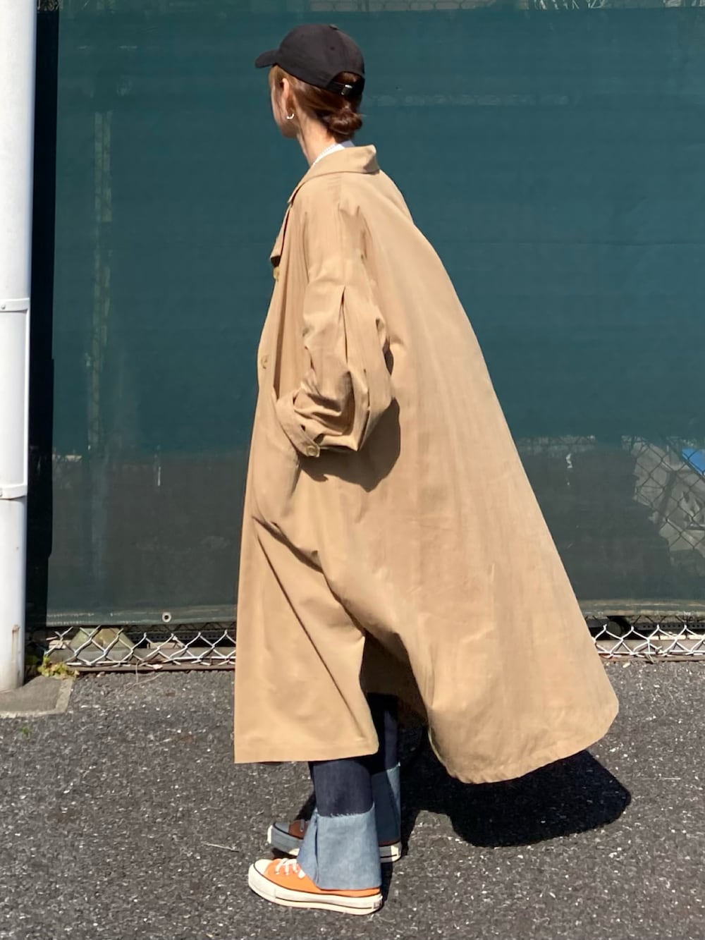 「ほめられ本命コーデ、シンプルコーデ、春コーデ、プチプラ、トレンチコート、ロングコート、プリントT、白Tシャツ、バケットバッグ、UNIQLO、タックイン、デニム、スニーカー、コンバース、春色」｜「CORNERSのイーグルプリントTシャツ（Tシャツ/カットソー、ホワイト系）」を使った、ＫＲさん（レディース・159cm）の冬コーディネートの5枚目の写真