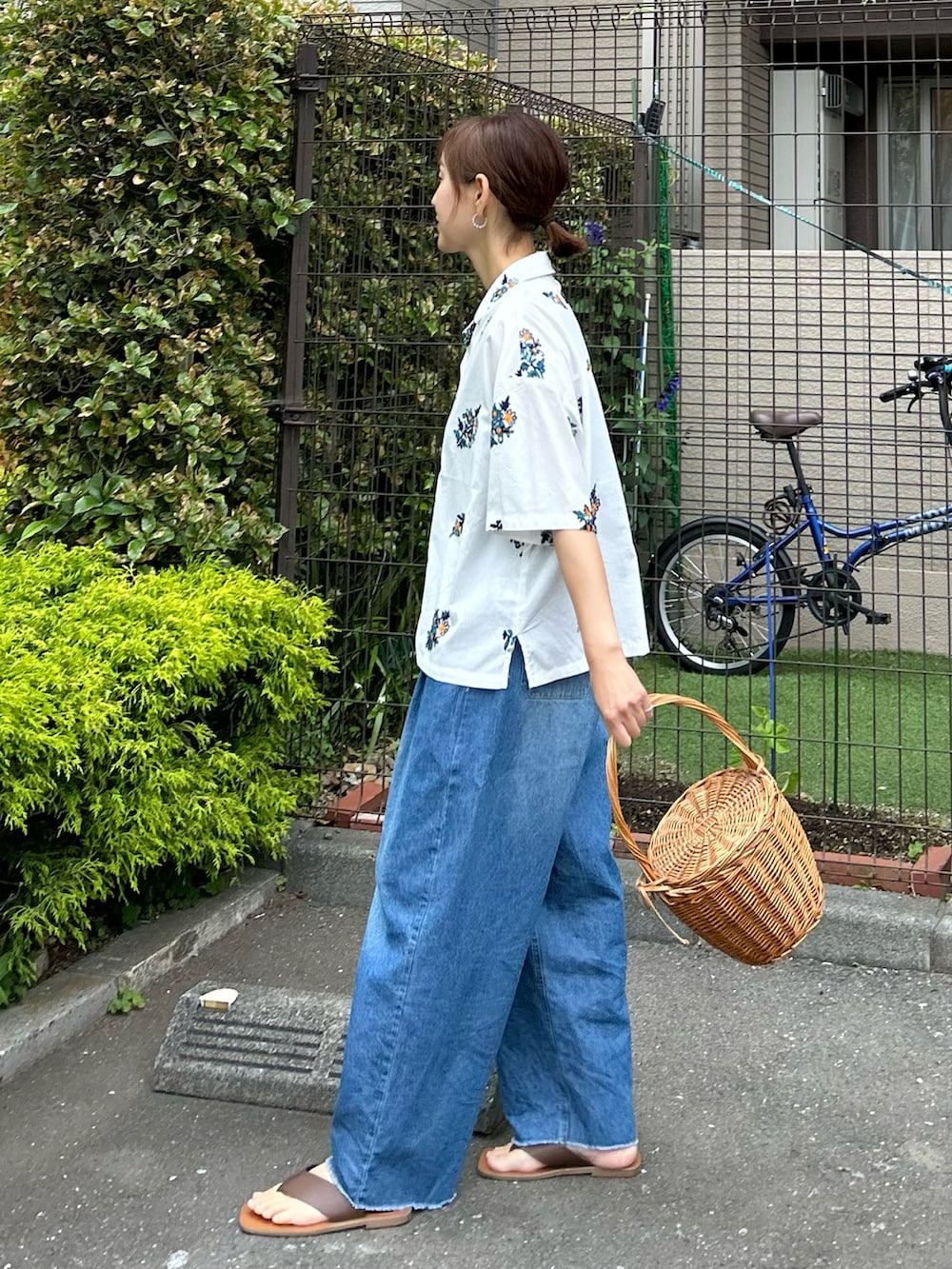 ホワイト系のシャツ/ブラウス、ブルー系のデニムパンツを着用したレディースの夏コーディネートの2枚目の写真