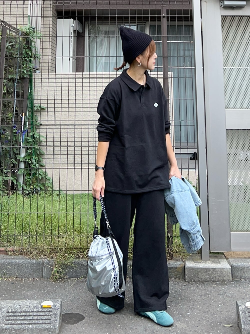 ブラック系のスウェット、ブラック系のスウェットパンツ、シルバー系のショルダーバッグを着用したレディースの秋コーディネートの3枚目の写真