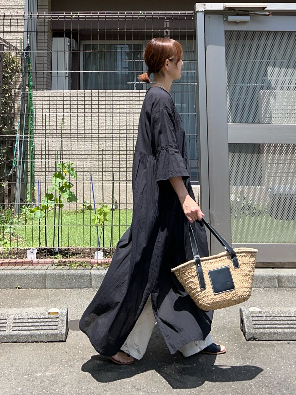 ホワイト系のその他パンツ、ブラック系のワンピース、ブラック系のかごバッグを着用したレディースの夏コーディネートの2枚目の写真