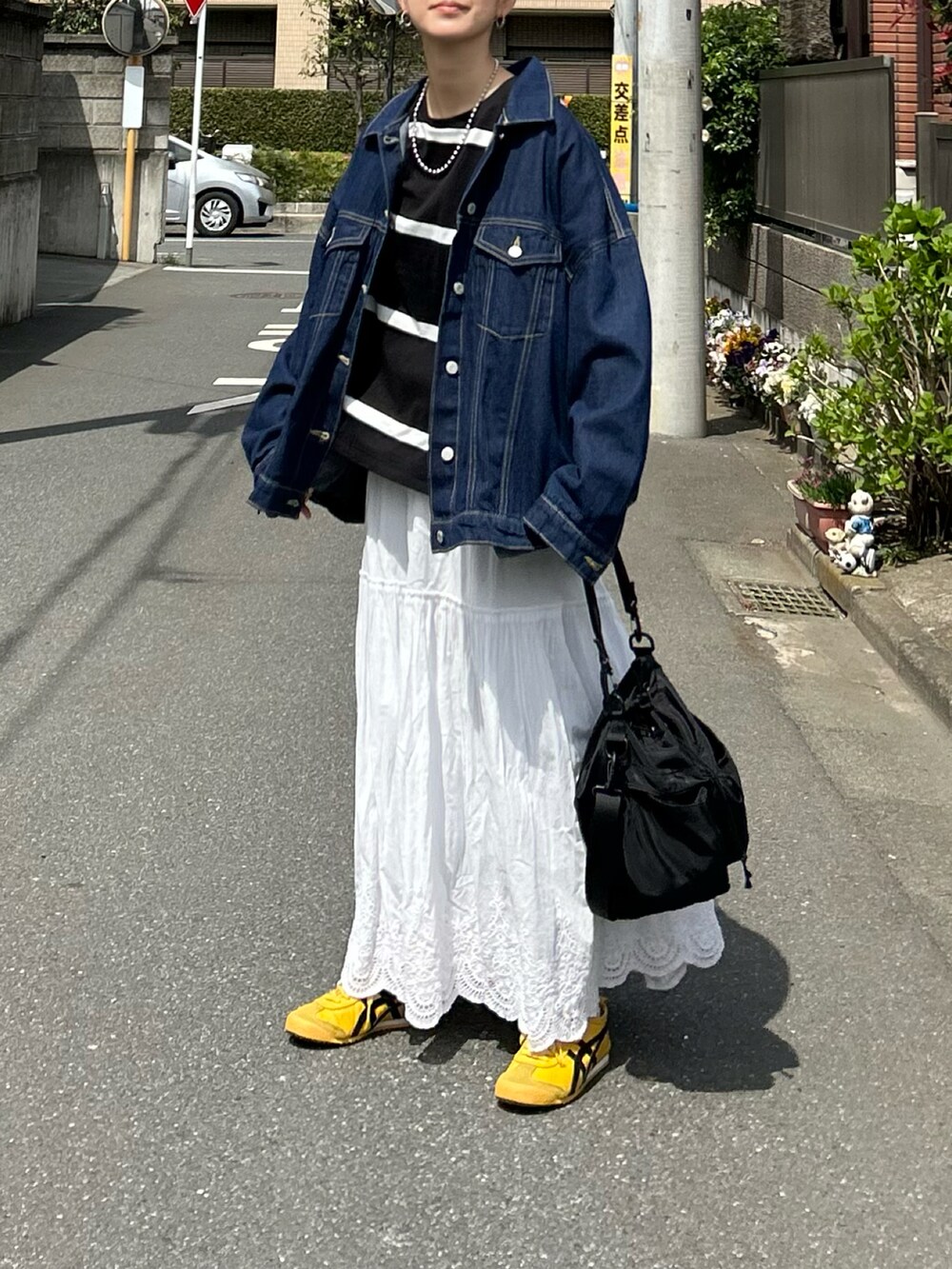 「春夏コーデ、春コーデ、シンプルコーデ、お出かけコーデ、きれいめカジュアル、プチプラ、デニム、デニムジャケット、ボーダー、ロングスカート、スニーカー、ショルダーバッグ、休日スタイル、ママコーデ」｜「AS KNOW AS plusの◎ビッグシルエットジャケット　セットアップ可能（デニムジャケット、ブルー系）」を使った、ＫＲさん（レディース・159cm）の春コーディネートの3枚目の写真