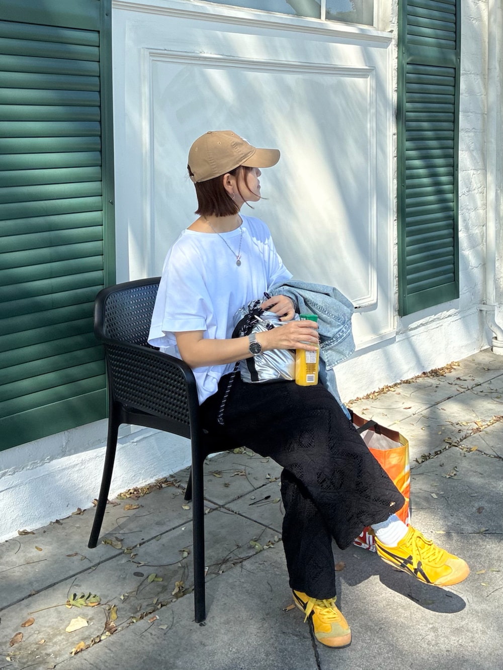 ホワイト系のTシャツ/カットソー、ブラック系のその他パンツ、シルバー系のショルダーバッグを着用したレディースの夏コーディネートの5枚目の写真