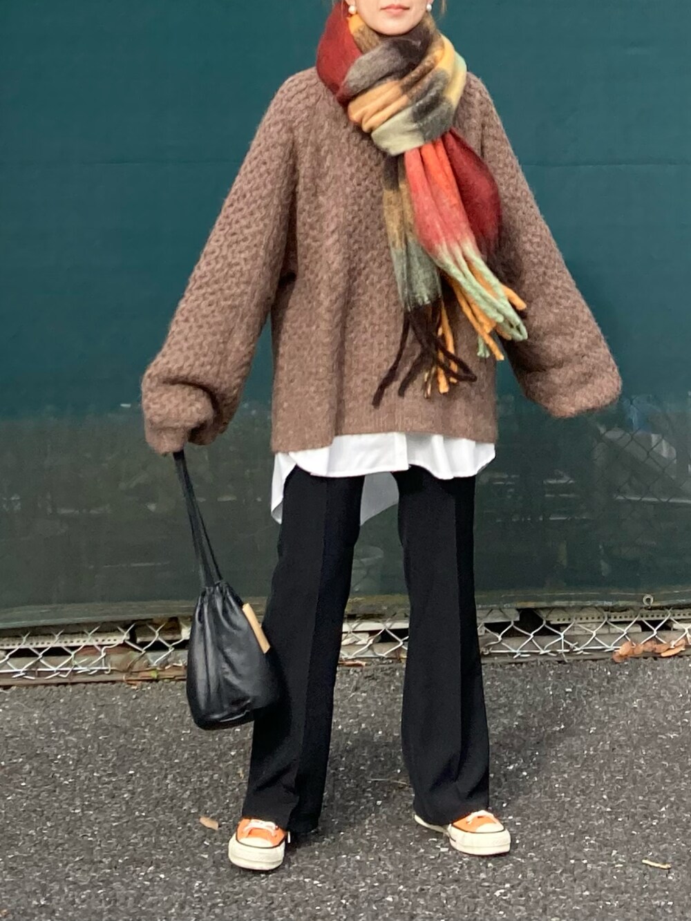 ブラウン系のニット/セーター、ホワイト系のシャツ/ブラウス、ブラック系のその他パンツを着用したレディースの冬コーディネートの5枚目の写真