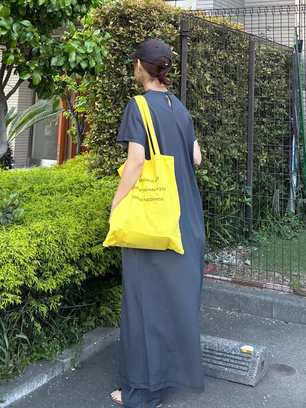 グレー系のワンピース、グレー系のその他パンツを着用したレディースの春コーディネートの5枚目の写真