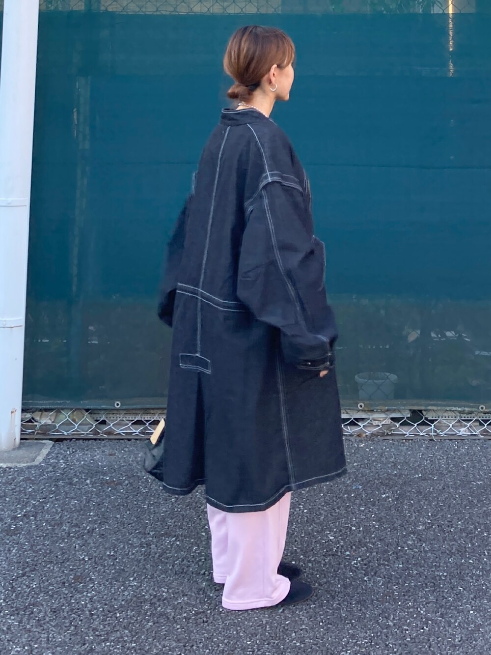 ブラック系のモッズコート、ホワイト系のTシャツ/カットソー、ピンク系のスウェットパンツを着用したレディースの夏コーディネートの5枚目の写真