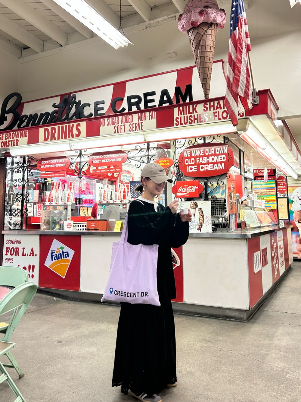 ブラック系のニット/セーター、ブラック系のスカート、パープル系のトートバッグを着用したレディースの冬コーディネートの3枚目の写真