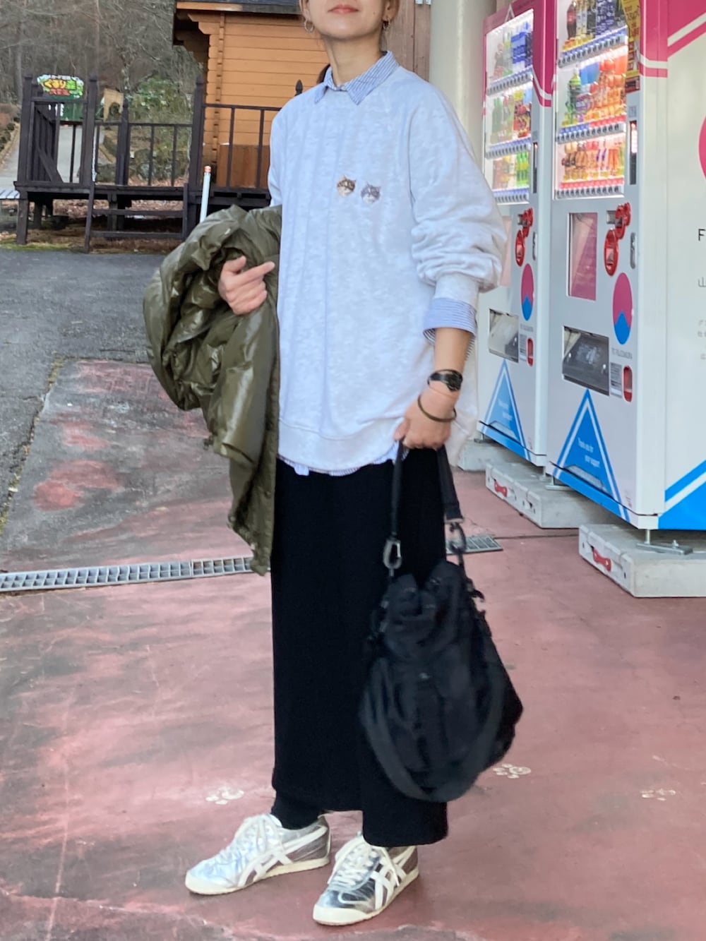 ベージュ系のスウェット、ブルー系のシャツ/ブラウス、ブラック系のショルダーバッグを着用したレディースの冬コーディネートの3枚目の写真