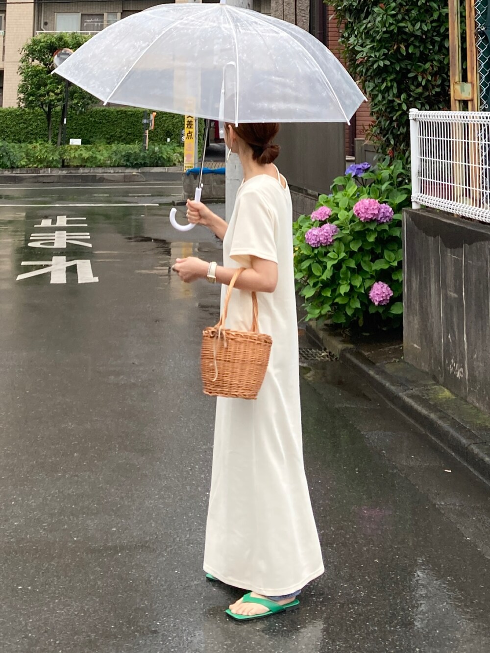 ホワイト系のワンピース、ブルー系のデニムパンツ、グリーン系のサンダルを着用したレディースの夏コーディネートの5枚目の写真