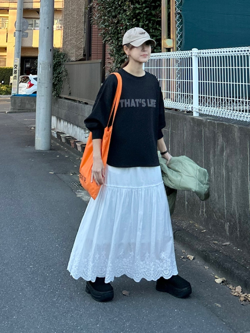 「シンプルコーデ、スウェット」｜「OMNESのソフトダンボールニットフロッキープリントプルオーバー（Tシャツ/カットソー、ブラック系）」を使った、ＫＲさん（レディース・159cm）の冬コーディネートの2枚目の写真