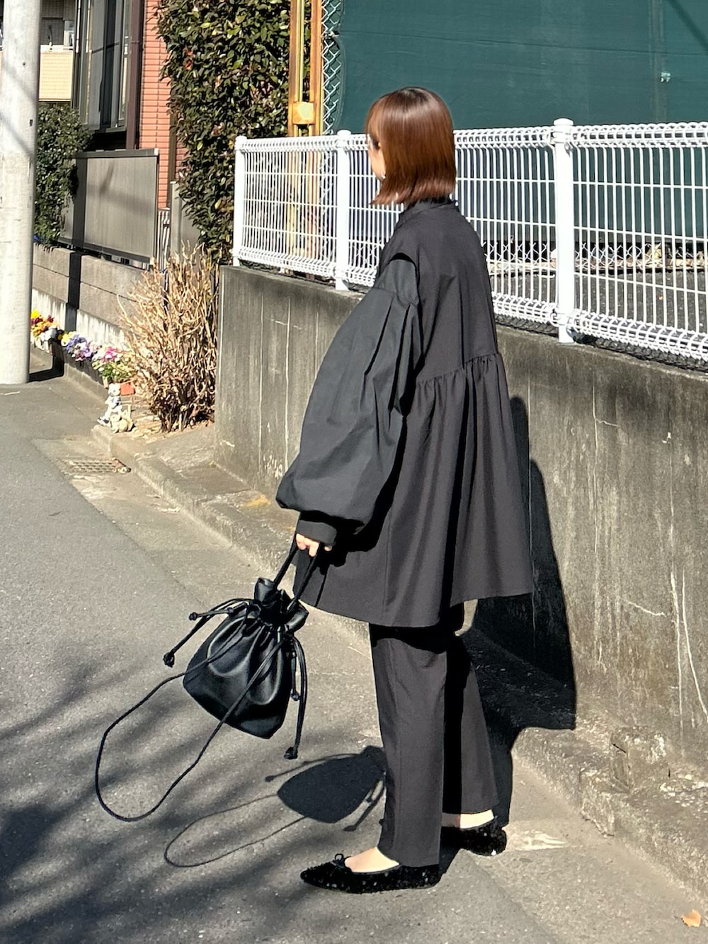 ブラック系のスーツセット、ブラック系のシャツ/ブラウス、ブラック系のショルダーバッグを着用したレディースの冬コーディネートの3枚目の写真