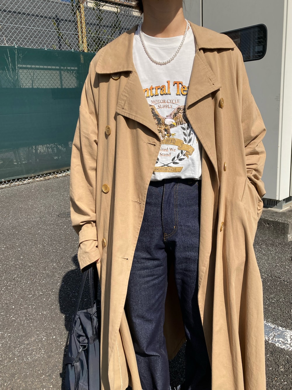 「ほめられ本命コーデ、シンプルコーデ、春コーデ、プチプラ、トレンチコート、ロングコート、プリントT、白Tシャツ、バケットバッグ、UNIQLO、タックイン、デニム、スニーカー、コンバース、春色」｜「CORNERSのイーグルプリントTシャツ（Tシャツ/カットソー、ホワイト系）」を使った、ＫＲさん（レディース・159cm）の冬コーディネートの4枚目の写真
