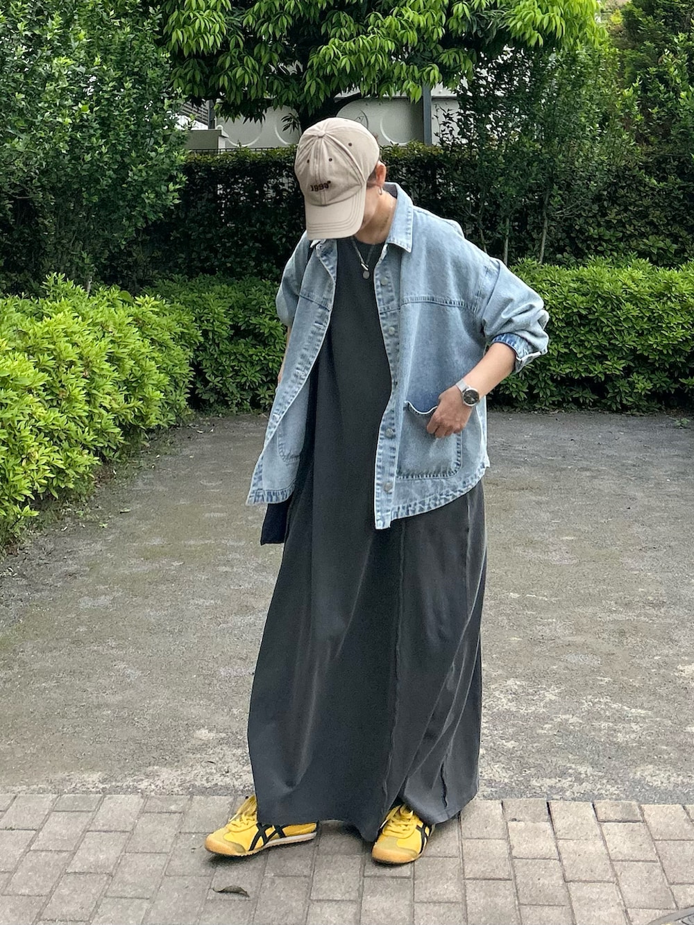 「やっぱり帽子が好き、キャップ、デニムジャケット、デニム、ワンピース、デニムシャツ、スニーカー、トートバッグ、シャツスタイル、休日スタイル、春夏コーデ、お出かけコーデ、デートコーデ、プチプラ、きれいめカジュアル」｜「notch.のデニムシャツジャケット（デニムジャケット、ブルー系）」を使った、ＫＲさん（レディース・159cm）の夏コーディネートの4枚目の写真