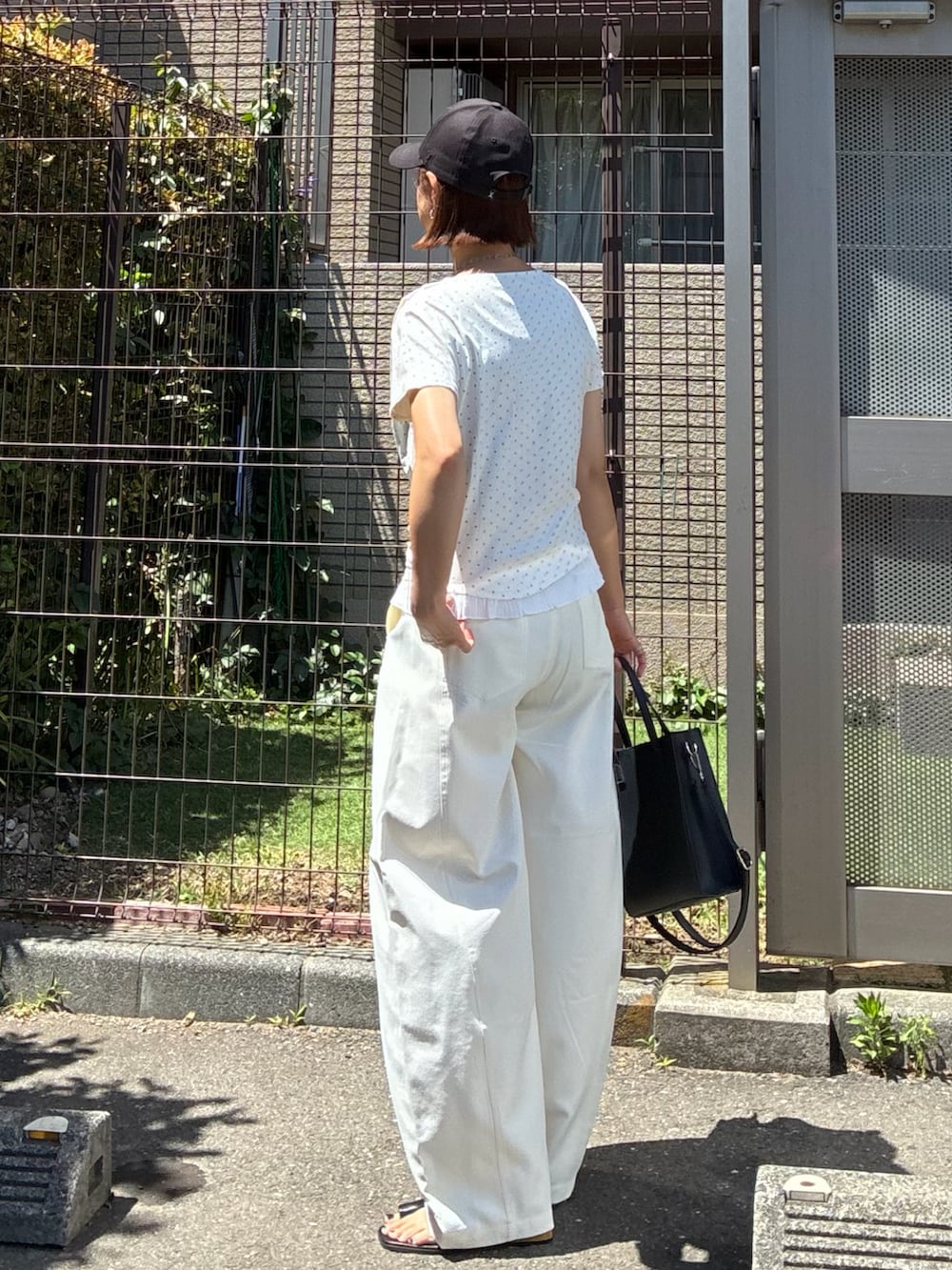 ホワイト系のTシャツ/カットソー、ホワイト系のその他パンツを着用したレディースの春コーディネートの3枚目の写真