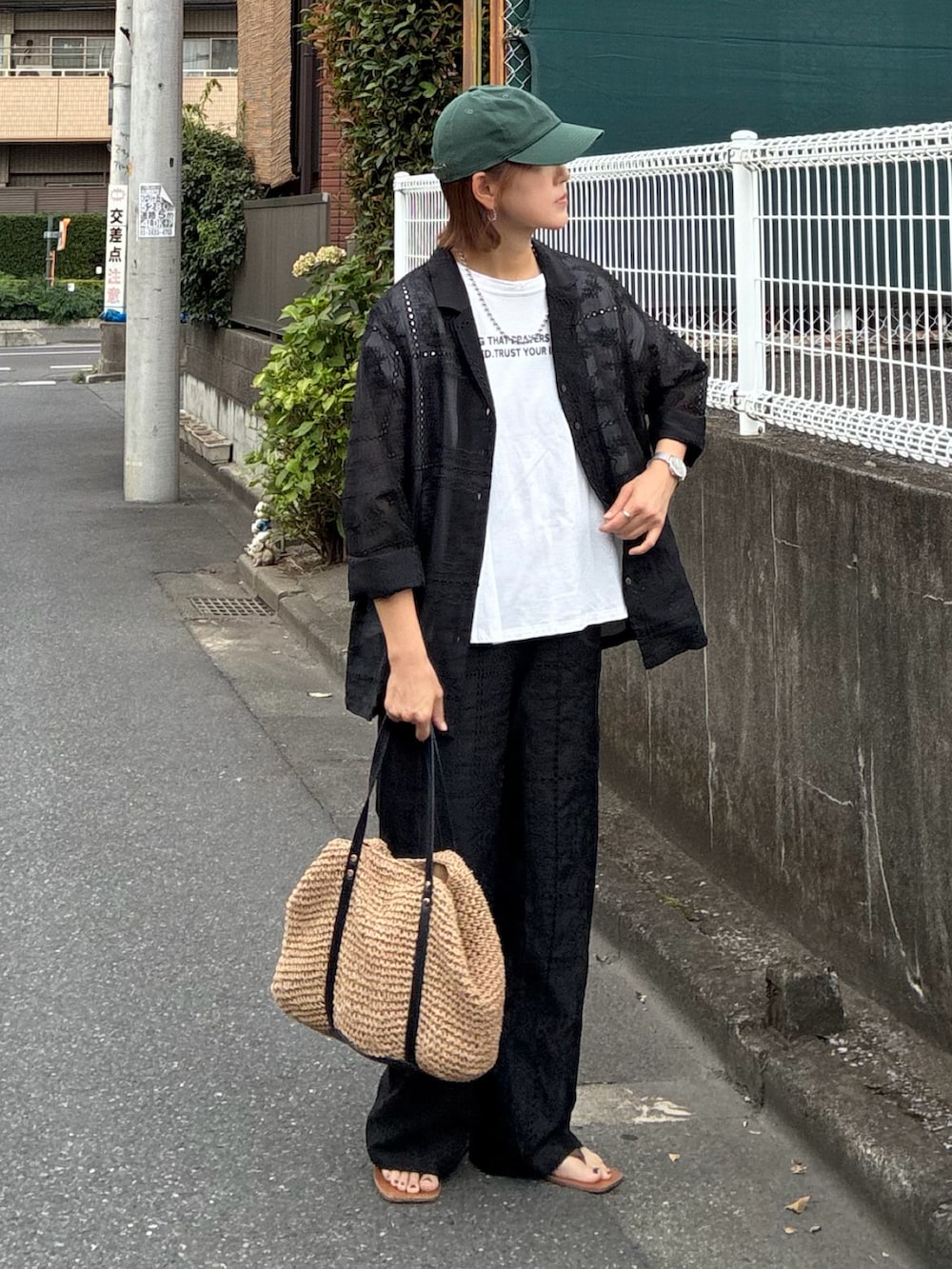 ホワイト系のTシャツ/カットソー、ブラック系のシャツ/ブラウス、ブラック系のその他パンツを着用したレディースの夏コーディネートの5枚目の写真