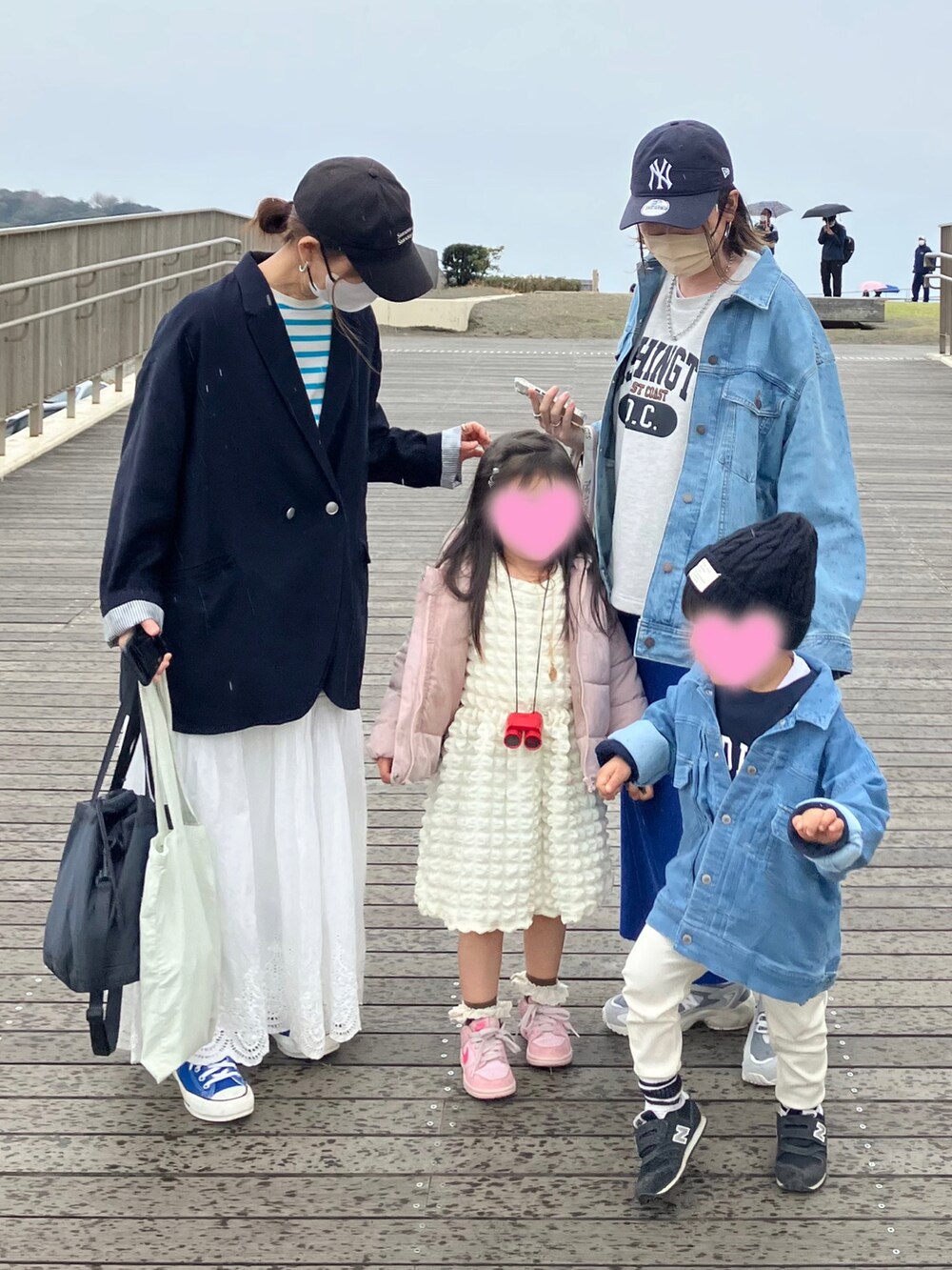 ブルー系のテーラードジャケット、ブルー系のTシャツ/カットソー、ホワイト系のスカートを着用したレディースの春コーディネートの4枚目の写真