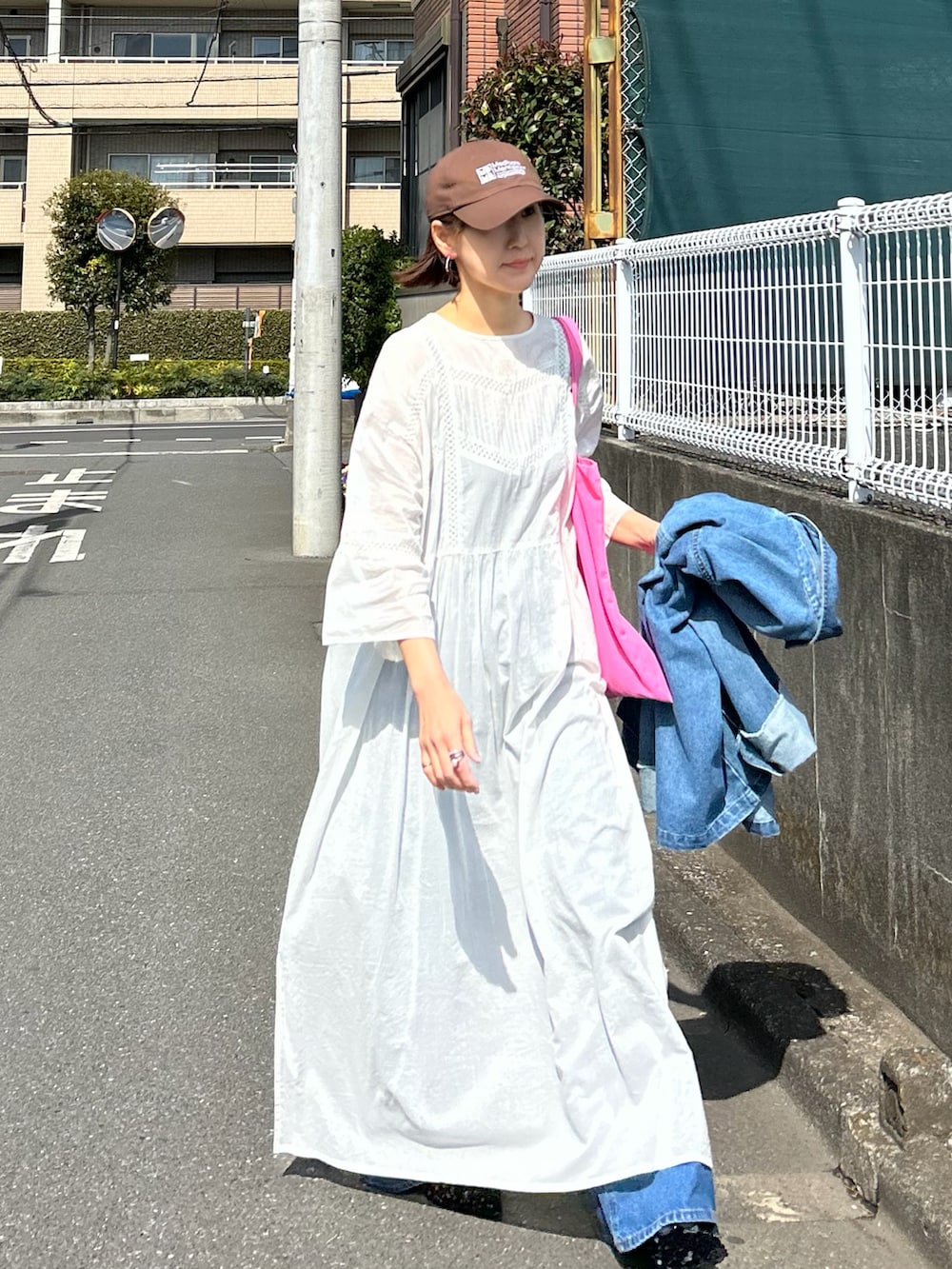 ホワイト系のワンピースを着用したレディースの春コーディネートの5枚目の写真