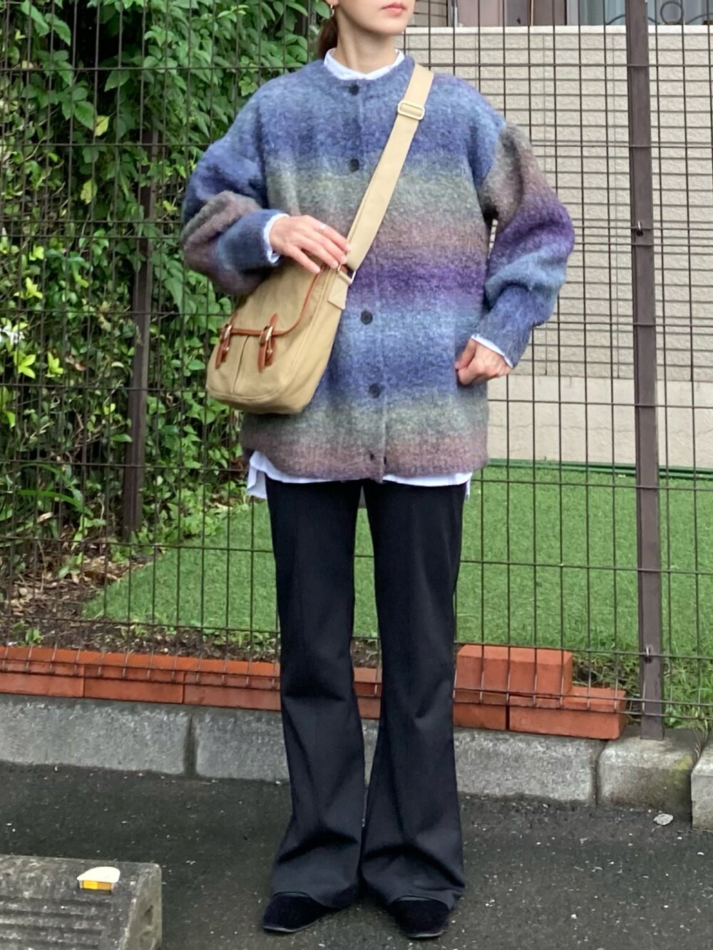 パープル系のカーディガン/ボレロ、ベージュ系のショルダーバッグ、ブラック系のその他パンツを着用したレディースの秋コーディネートの4枚目の写真