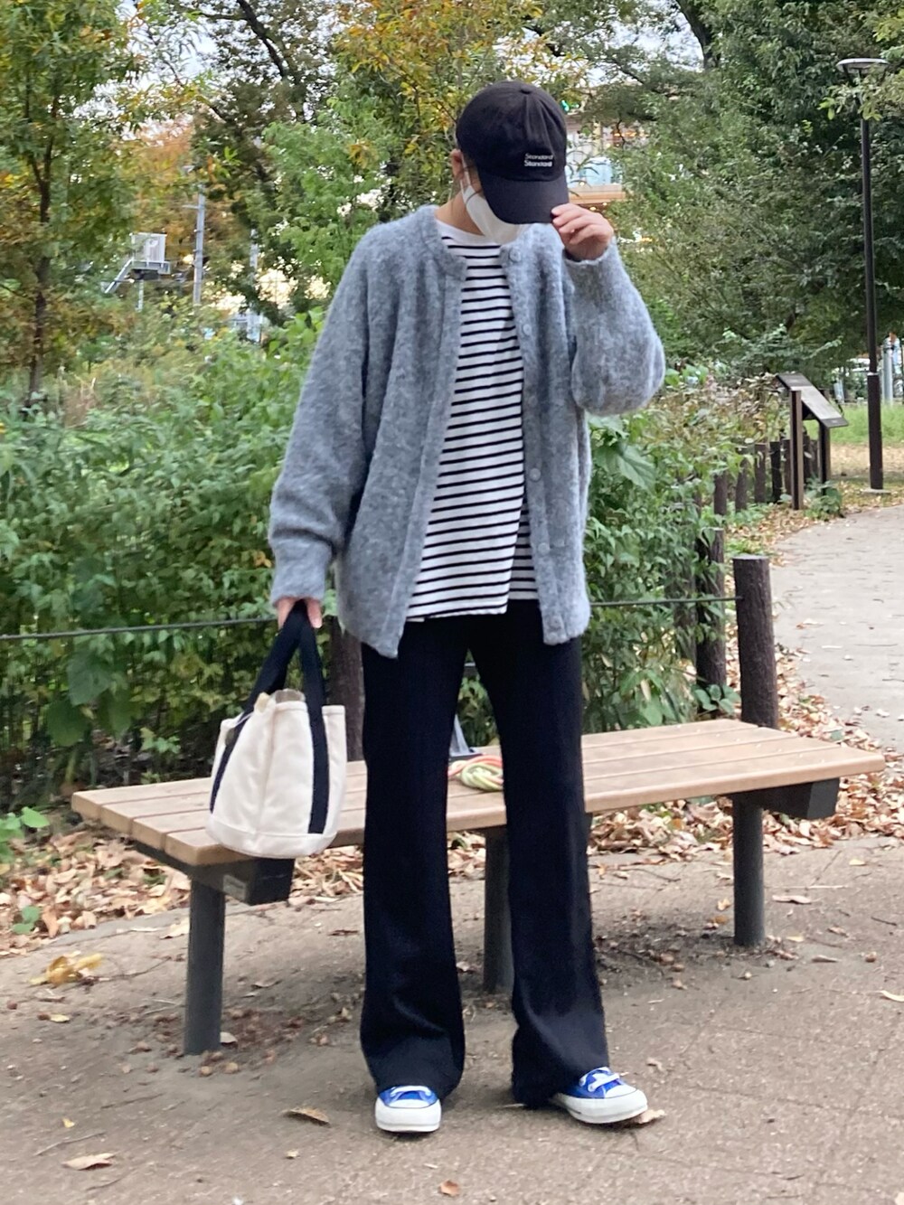 グレー系のカーディガン/ボレロ、ブラック系のTシャツ/カットソー、ブラック系のその他パンツを着用したレディースの秋コーディネートの2枚目の写真