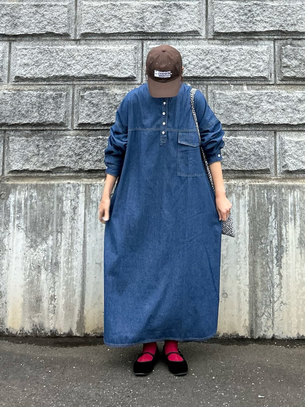 「春夏コーデ、シンプルコーデ、お出かけコーデ、デニム、ワンピース、ロングワンピース、プチプラ、きれいめカジュアル、大人カジュアル、カラーソックス、バレエシューズ、キャップ、トートバッグ、休日スタイル」｜「CORNERS by KRの【CORNERS by KR】デニムヘンリーネックワンピース（ワンピース、ブルー系）」を使った、ＫＲさん（レディース・159cm）の春コーディネートの4枚目の写真