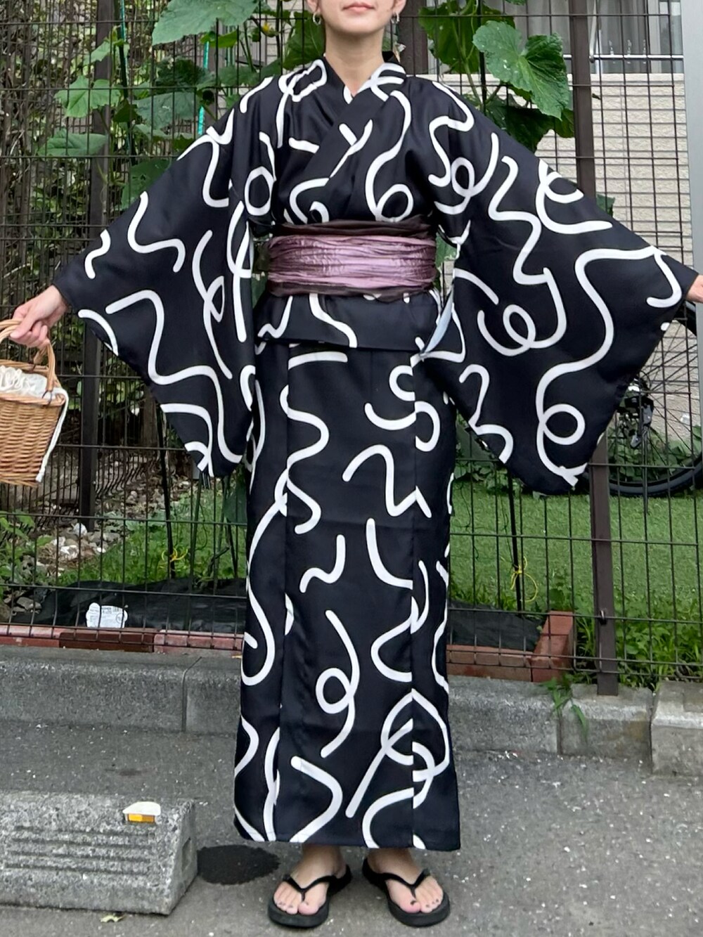 ブラック系の浴衣を着用したレディースの夏コーディネートの4枚目の写真