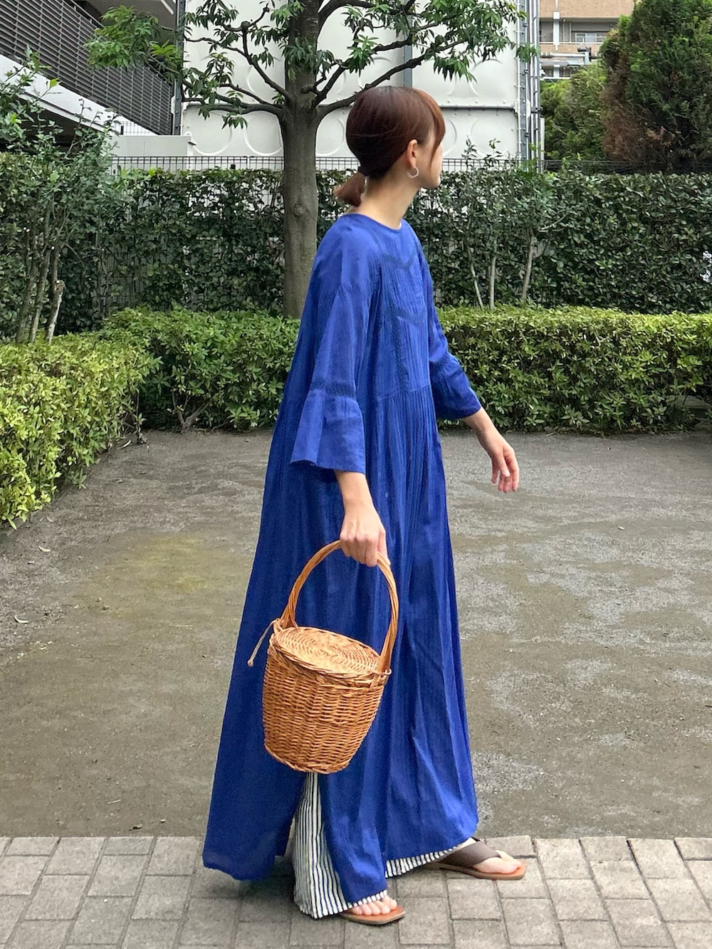 「レイヤードスタイル、休日スタイル、リゾートスタイル、ワンピース、ロングワンピース、夏コーデ、お出かけコーデ、デートコーデ、きれいめカジュアル、ワイドパンツ、プチプラ、サンダル、かごバッグ」｜「notch.の【 notch. by KR 】レース切替ルーズボイルワンピース（ワンピース、ブルー系）」を使った、ＫＲさん（レディース・159cm）の夏コーディネートの2枚目の写真