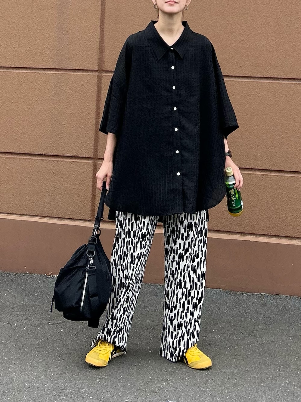 「モノトーン、プチプラ、シャツ好き集まれ、シャツスタイル、休日スタイル、ビッグシルエット、きれいめカジュアル、大人カジュアル、プリーツパンツ、レオパード、スニーカー、シンプルコーデ、夏コーデ」｜「select MOCAのルーズシルエットワイドスリーブシャツ（シャツ/ブラウス、ブラック系）」を使った、ＫＲさん（レディース・159cm）の夏コーディネートの2枚目の写真