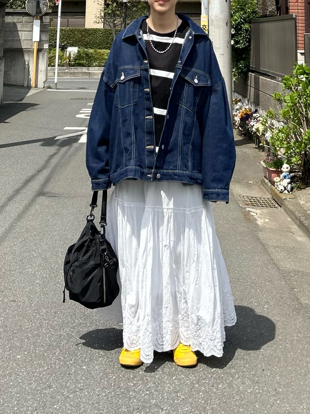 「春夏コーデ、春コーデ、シンプルコーデ、お出かけコーデ、きれいめカジュアル、プチプラ、デニム、デニムジャケット、ボーダー、ロングスカート、スニーカー、ショルダーバッグ、休日スタイル、ママコーデ」｜「AS KNOW AS plusの◎ビッグシルエットジャケット　セットアップ可能（デニムジャケット、ブルー系）」を使った、ＫＲさん（レディース・159cm）の春コーディネートの2枚目の写真