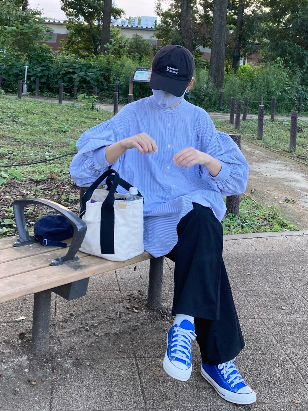 ブルー系のシャツ/ブラウス、ブラック系のその他パンツ、ホワイト系のトートバッグを着用したレディースの秋コーディネートの3枚目の写真