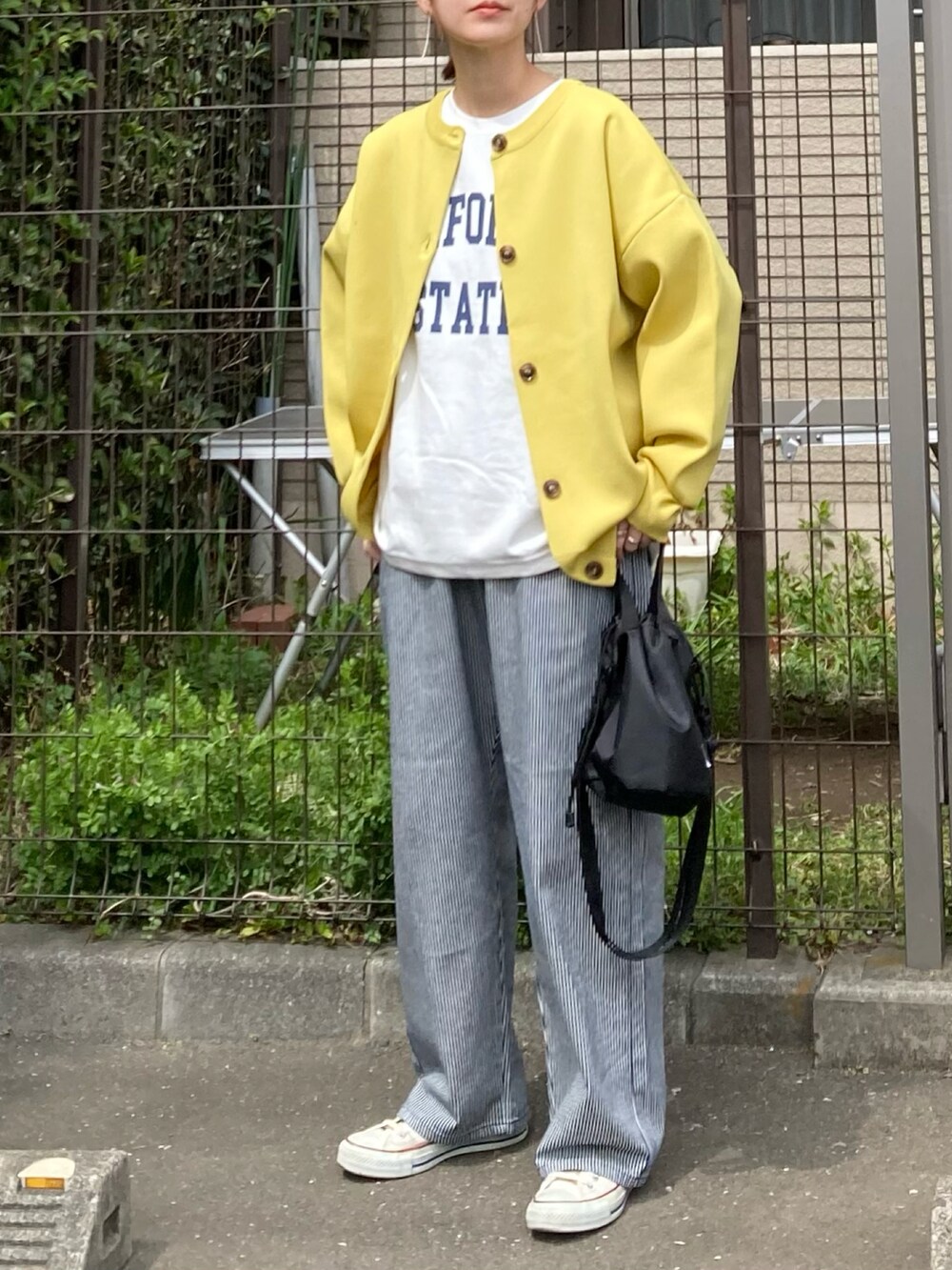 ホワイト系のTシャツ/カットソー、イエロー系のカーディガン/ボレロ、その他のその他パンツを着用したレディースの春コーディネートの2枚目の写真