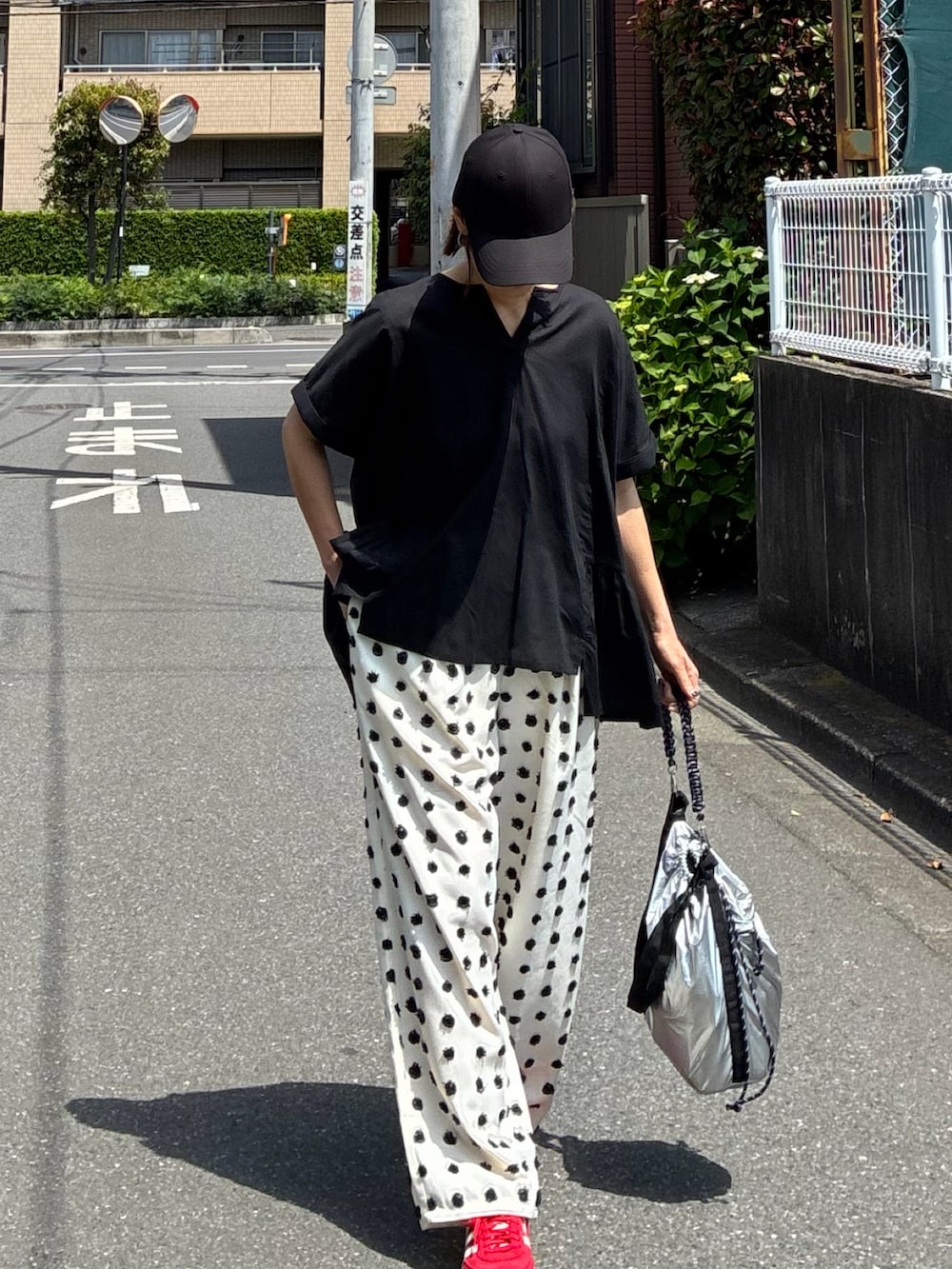 ブラック系のシャツ/ブラウス、シルバー系のショルダーバッグ、ホワイト系のその他パンツを着用したレディースの夏コーディネートの4枚目の写真