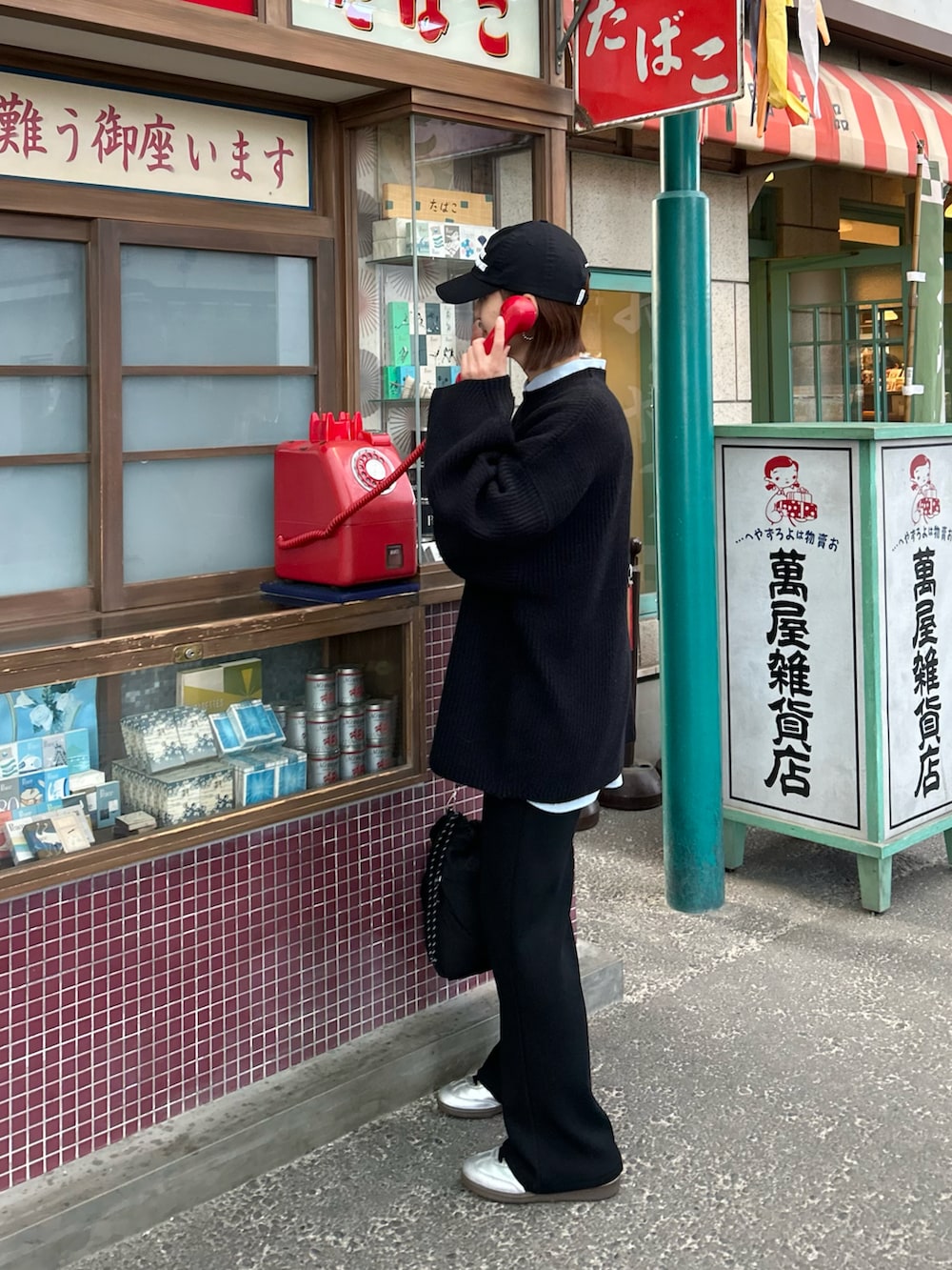 ブラック系のニット/セーター、ブラック系のその他パンツ、ブラック系のトートバッグを着用したレディースの冬コーディネートの2枚目の写真