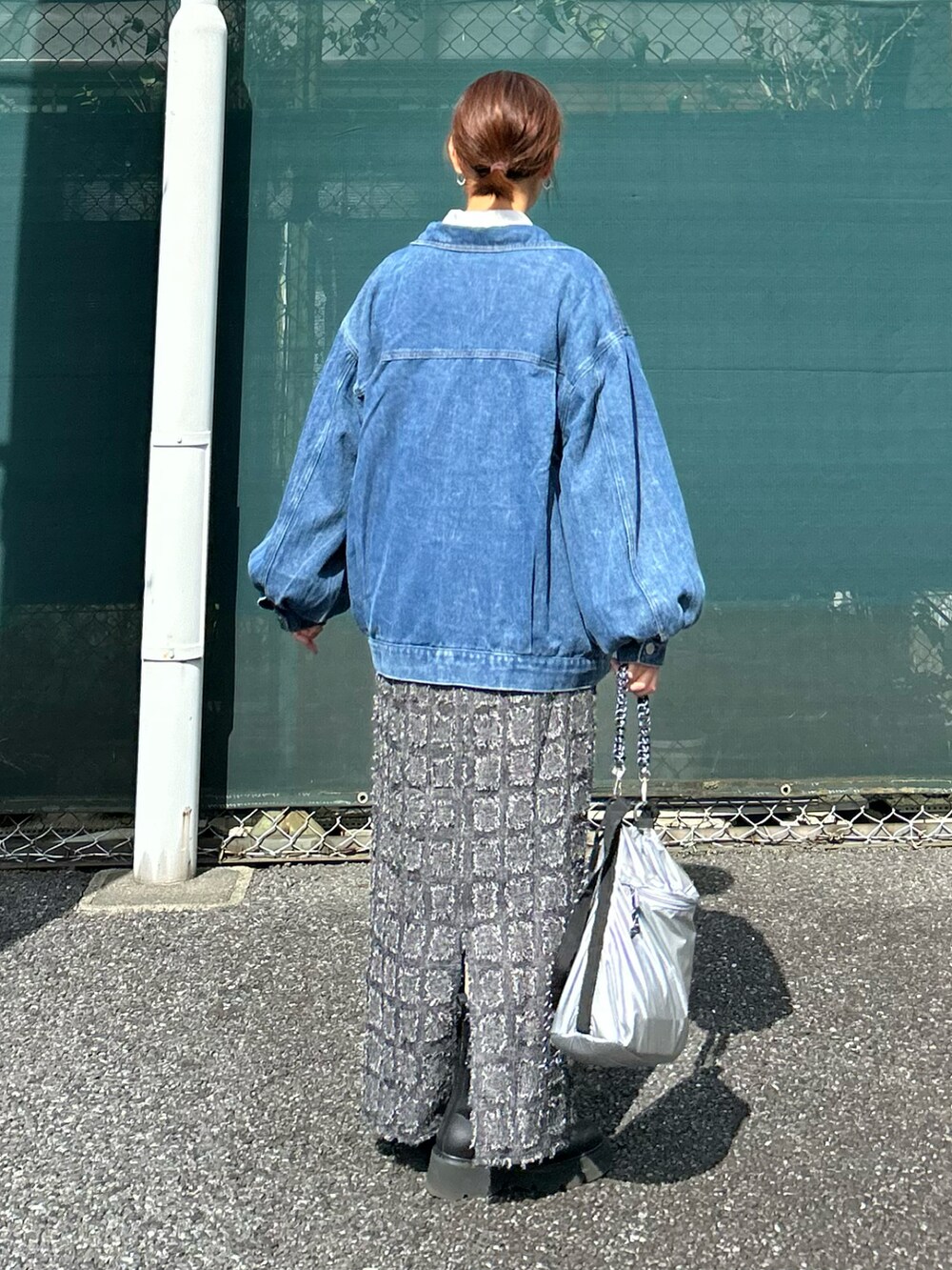 「レイヤードスタイル、シャツスタイル、休日スタイル、きれいめカジュアル、秋コーデ、秋冬コーデ、お出かけコーデ、デニム、デニムジャケット、セットアップ、チェック、ロングスカート、ブーツ、厚底シューズ、ショルダーバッグ」｜「notch.のオーバーサイズデニムジャケット（デニムジャケット、ブルー系）」を使った、ＫＲさん（レディース・159cm）の秋コーディネートの4枚目の写真