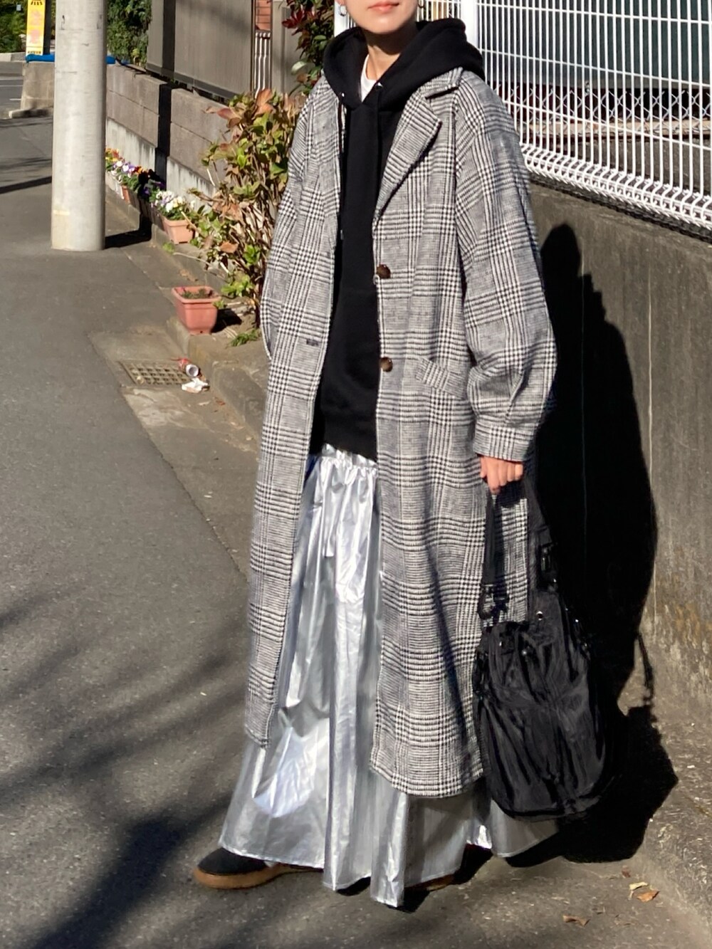 「チェック、冬コーデ、新星WEARISTAにエントリー、クリスマスに着たい服、マイベストコーデ2023、きれいめカジュアル、レイヤードスタイル、休日スタイル、ロングコート、パーカー、ロングスカート、メタリック、スニーカー、プチプラ」｜「CORNERSのチェック柄ボリューム袖コート（チェスターコート、ブラック系）」を使った、ＫＲさん（レディース・159cm）の冬コーディネートの2枚目の写真
