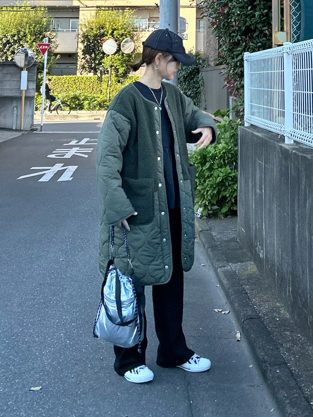 グリーン系のその他アウター、ブラック系のスウェット、ブラック系のその他パンツを着用したレディースの秋コーディネートの2枚目の写真