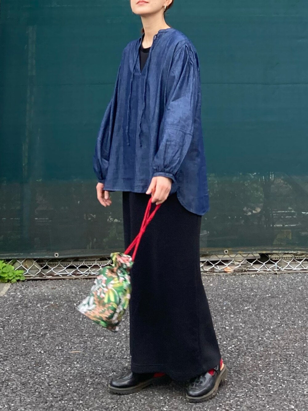 ブラック系のワンピース、ブルー系のシャツ/ブラウス、グリーン系のショルダーバッグを着用したレディースの春コーディネートの3枚目の写真